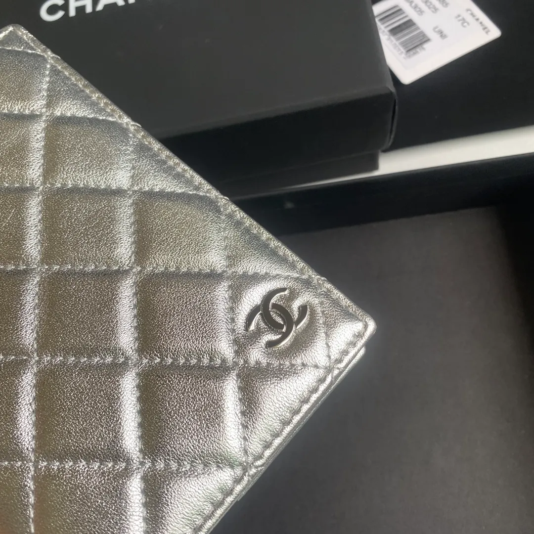 280💰 CHANEL Classic Passport Holder❤️Good news for friends who are traveling! This passport holder is made of imported first-layer grain embossed cowhide, with a burgundy first-layer trim finish on the inside! 4⃣️Card slots...very convenient and practical. Model No. 80385. Size 14.5×10.5×2cm