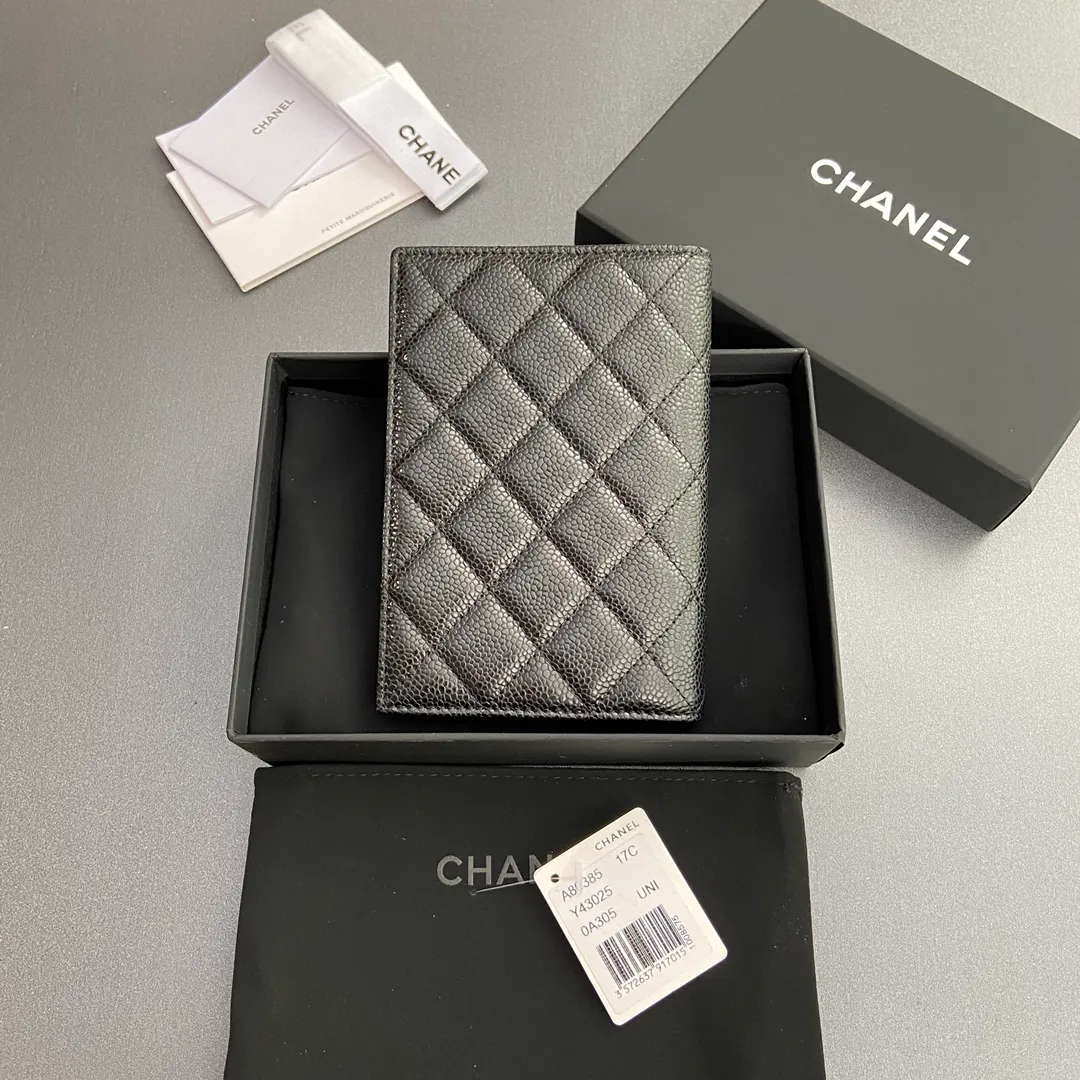[Special grade hardware original leather] ¥280 Xiaoxiang Passport Holder Series Quilted card holder with iconic metal logo Gold tone metal hardware, special Italian imported leather 4 card slots, 1 passport holder Number: 80385 Size: w10×h15×d2cm