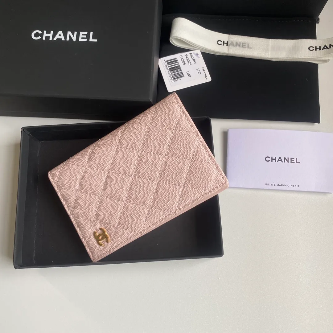 280💰 CHANEL Classic Passport Holder❤️Good news for friends who are traveling! This passport holder is made of imported first-layer grain embossed cowhide, with a burgundy first-layer trim finish on the inside! 4⃣️Card slots...very convenient and practical. Model No. 80385. Size 14.5×10.5×2cm