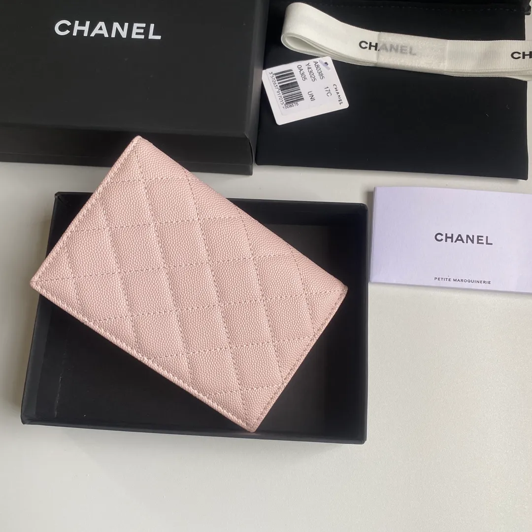 280💰 CHANEL Classic Passport Holder❤️Good news for friends who are traveling! This passport holder is made of imported first-layer grain embossed cowhide, with a burgundy first-layer trim finish on the inside! 4⃣️Card slots...very convenient and practical. Model No. 80385. Size 14.5×10.5×2cm