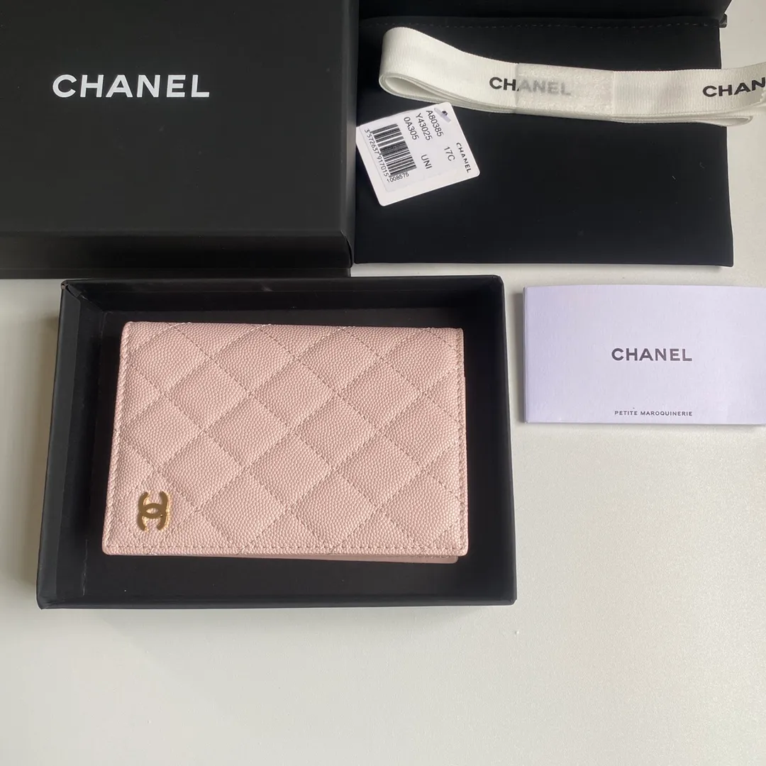 280💰 CHANEL Classic Passport Holder❤️Good news for friends who are traveling! This passport holder is made of imported first-layer grain embossed cowhide, with a burgundy first-layer trim finish on the inside! 4⃣️Card slots...very convenient and practical. Model No. 80385. Size 14.5×10.5×2cm