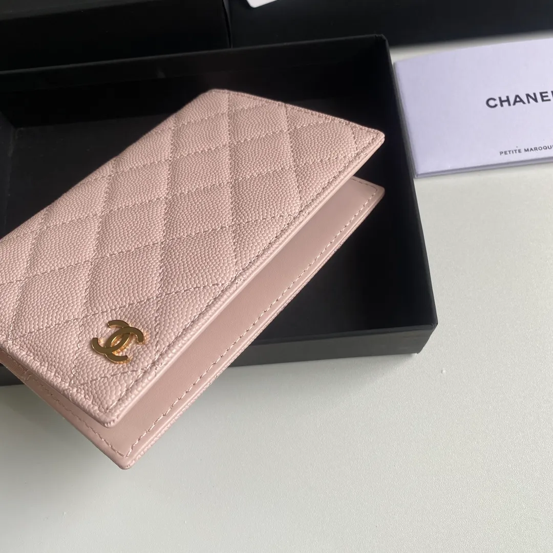 280💰 CHANEL Classic Passport Holder❤️Good news for friends who are traveling! This passport holder is made of imported first-layer grain embossed cowhide, with a burgundy first-layer trim finish on the inside! 4⃣️Card slots...very convenient and practical. Model No. 80385. Size 14.5×10.5×2cm