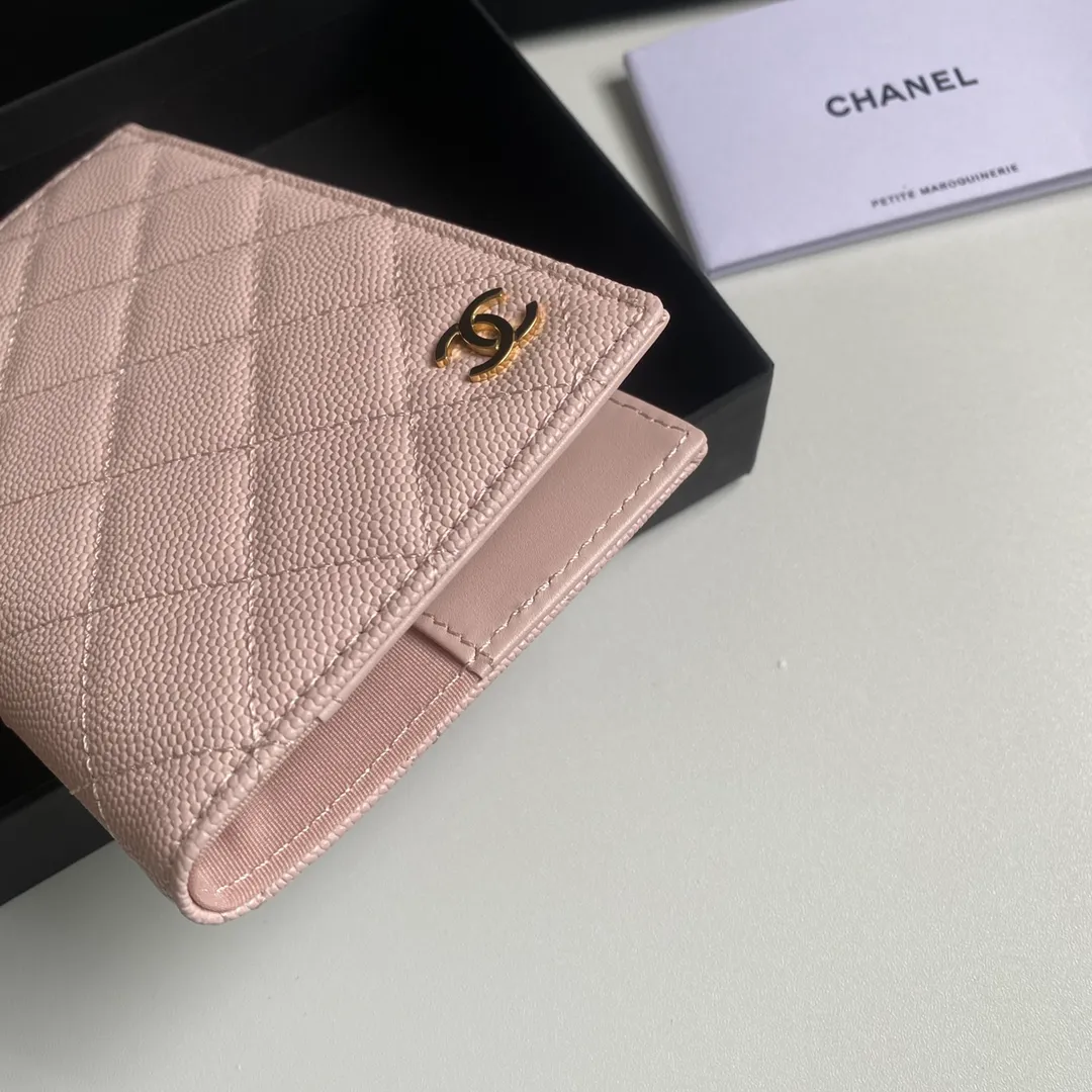 280💰 CHANEL Classic Passport Holder❤️Good news for friends who are traveling! This passport holder is made of imported first-layer grain embossed cowhide, with a burgundy first-layer trim finish on the inside! 4⃣️Card slots...very convenient and practical. Model No. 80385. Size 14.5×10.5×2cm