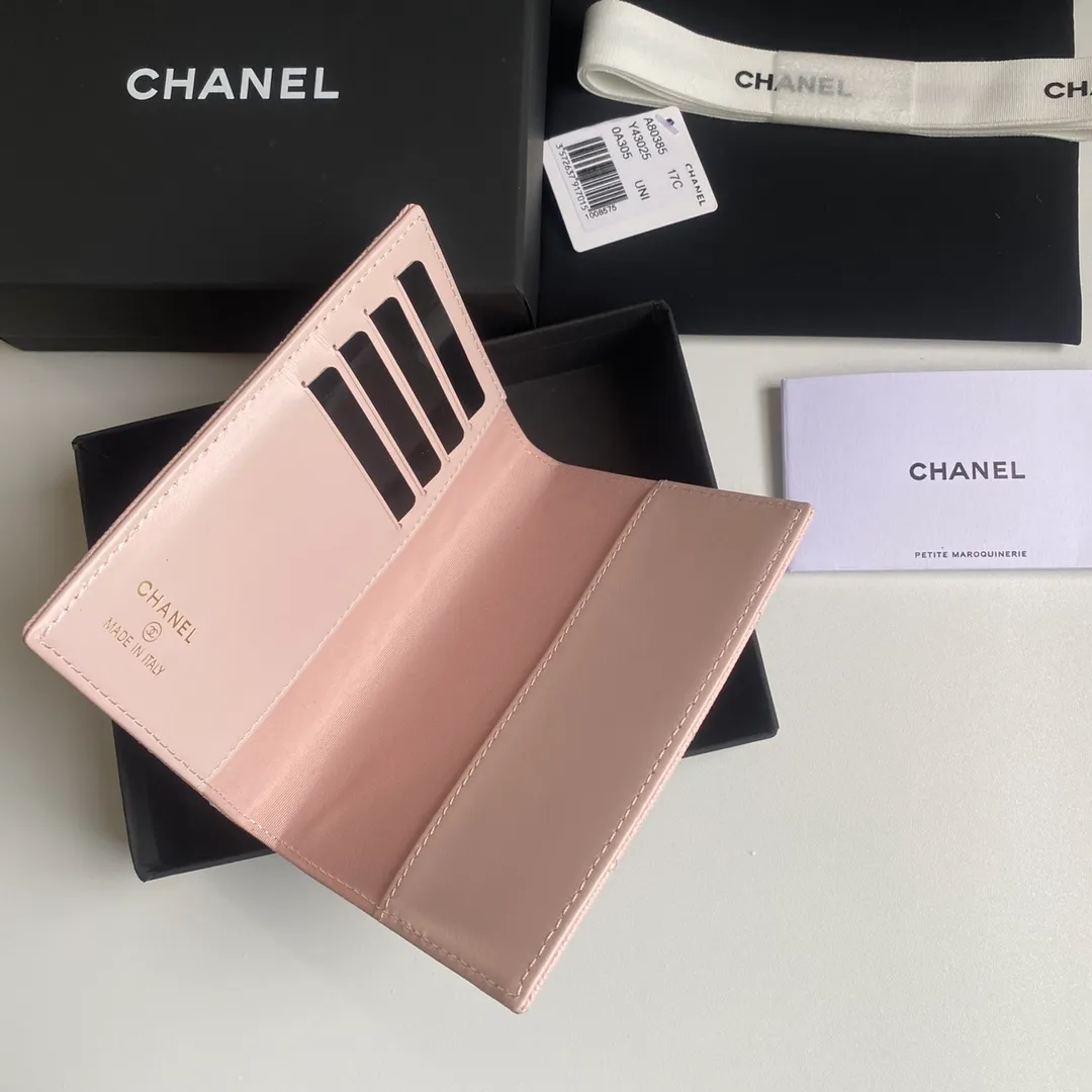 280💰 CHANEL Classic Passport Holder❤️Good news for friends who are traveling! This passport holder is made of imported first-layer grain embossed cowhide, with a burgundy first-layer trim finish on the inside! 4⃣️Card slots...very convenient and practical. Model No. 80385. Size 14.5×10.5×2cm