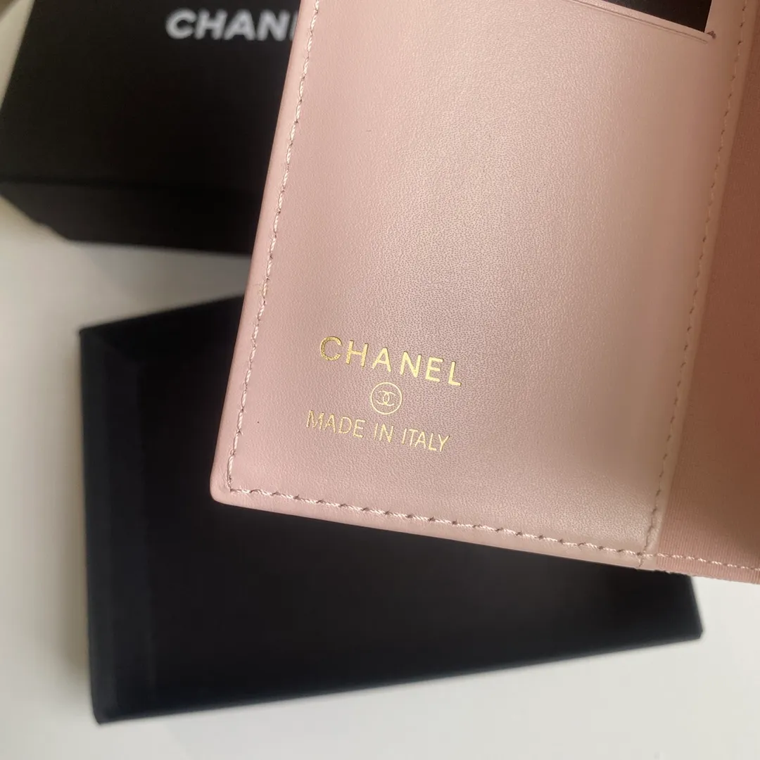 280💰 CHANEL Classic Passport Holder❤️Good news for friends who are traveling! This passport holder is made of imported first-layer grain embossed cowhide, with a burgundy first-layer trim finish on the inside! 4⃣️Card slots...very convenient and practical. Model No. 80385. Size 14.5×10.5×2cm