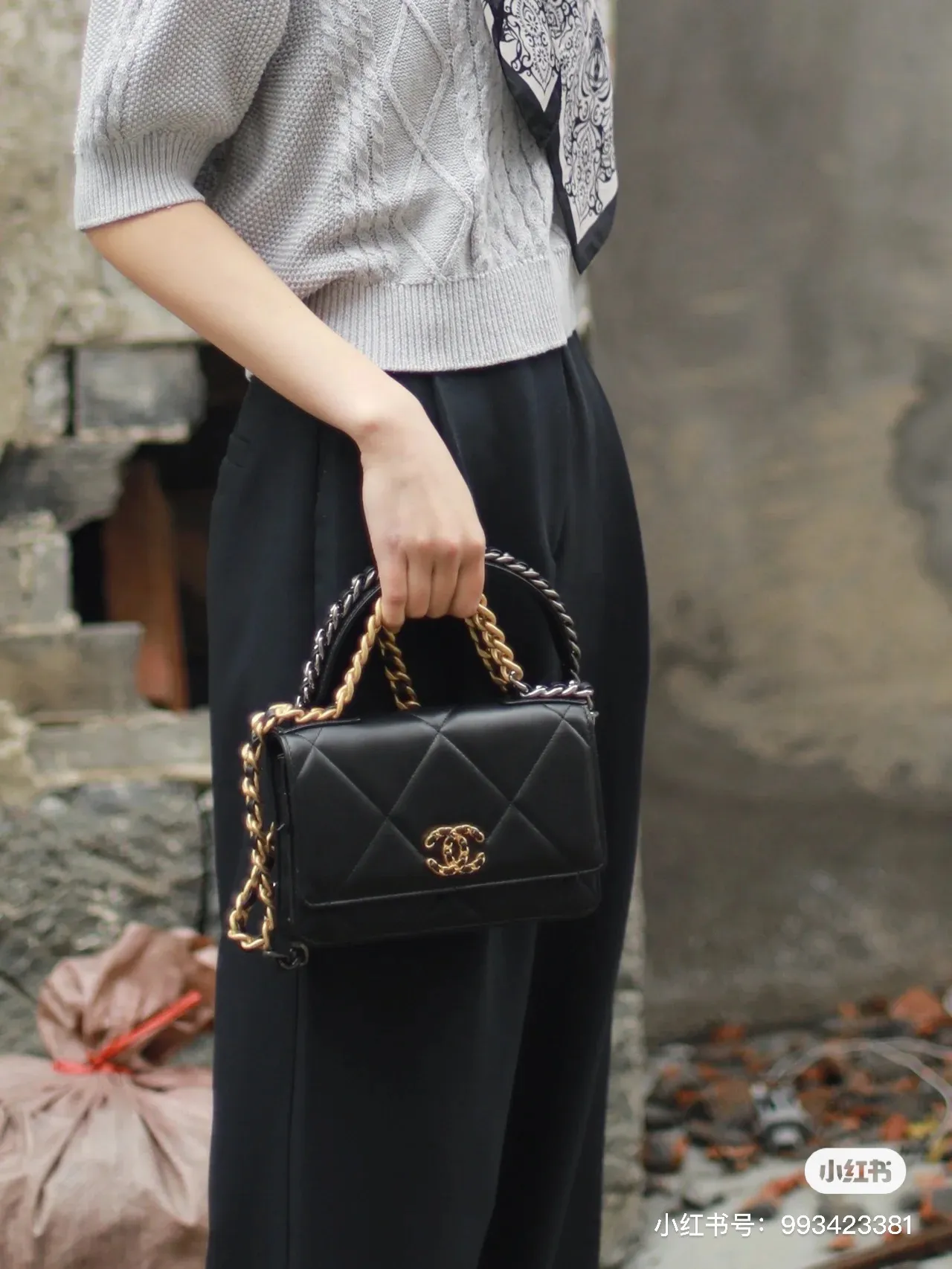 0957 The black and gold color scheme is so classic. It’s small and exquisite. It has enough capacity for daily use. You can fit your mobile phone and lipstick. It feels like you can carry it all year round.