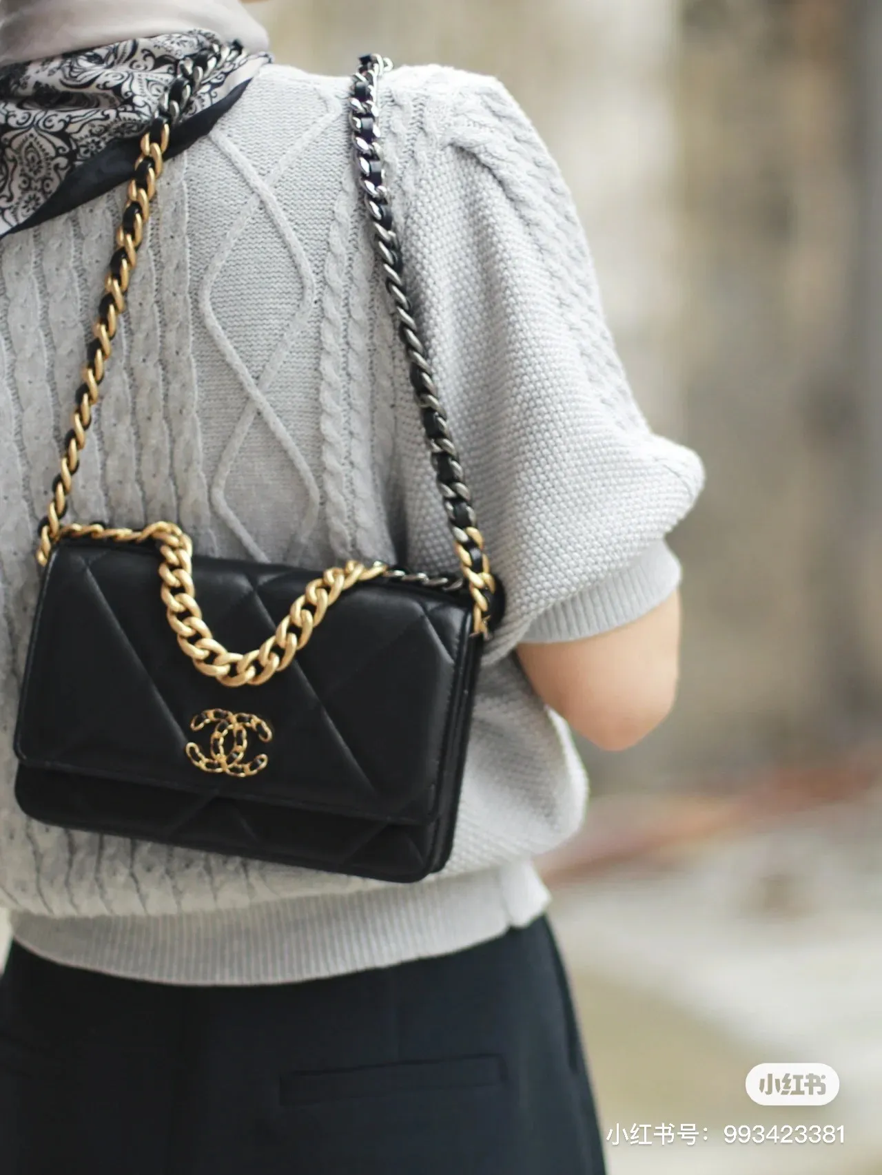 0957 The black and gold color scheme is so classic. It’s small and exquisite. It has enough capacity for daily use. You can fit your mobile phone and lipstick. It feels like you can carry it all year round.