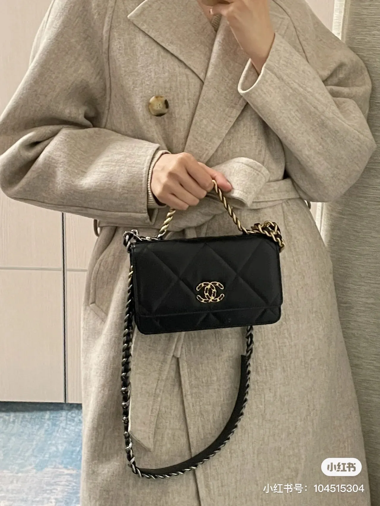 0957 The black and gold color scheme is so classic. It’s small and exquisite. It has enough capacity for daily use. You can fit your mobile phone and lipstick. It feels like you can carry it all year round.
