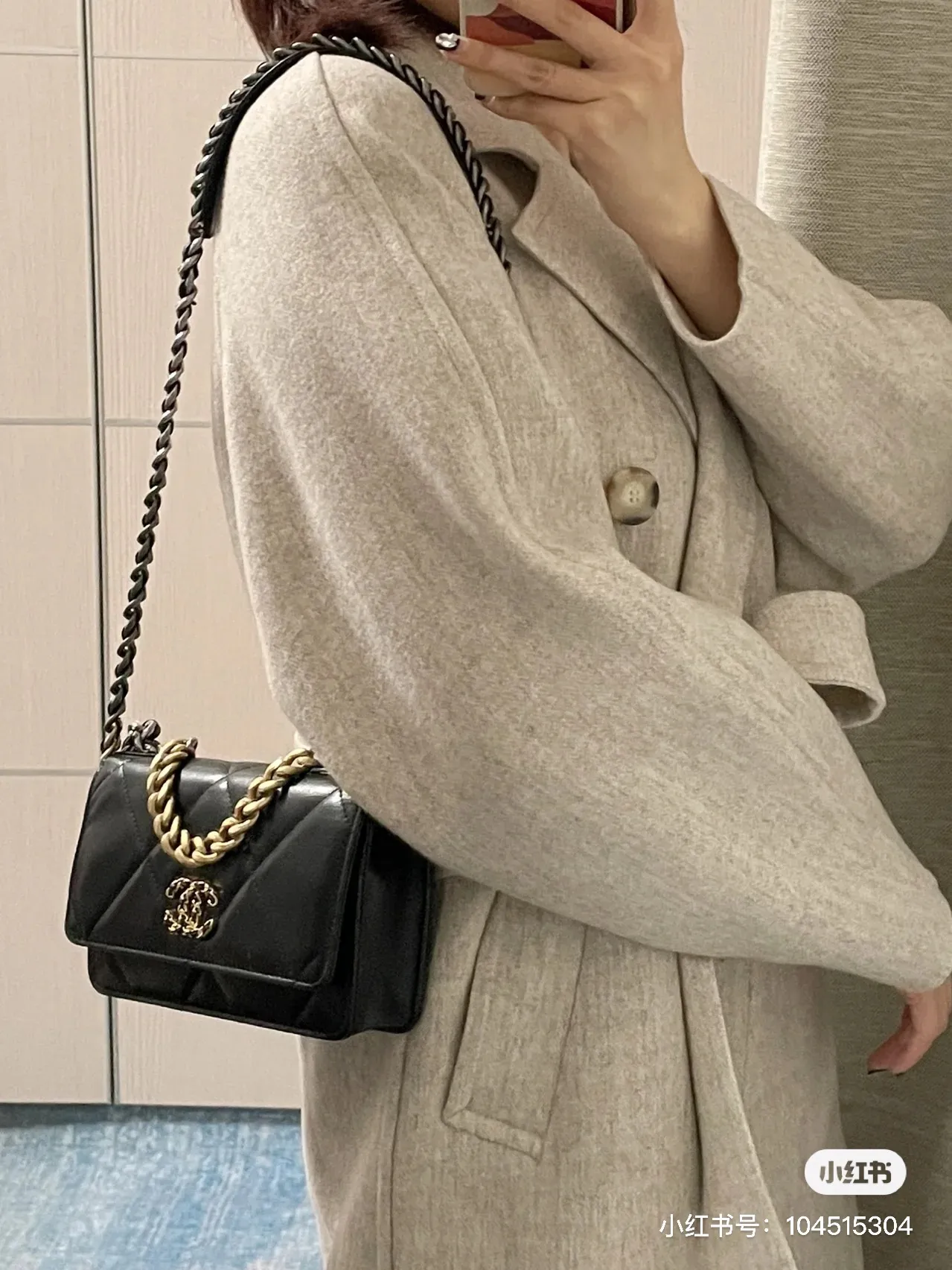 0957 The black and gold color scheme is so classic. It’s small and exquisite. It has enough capacity for daily use. You can fit your mobile phone and lipstick. It feels like you can carry it all year round.