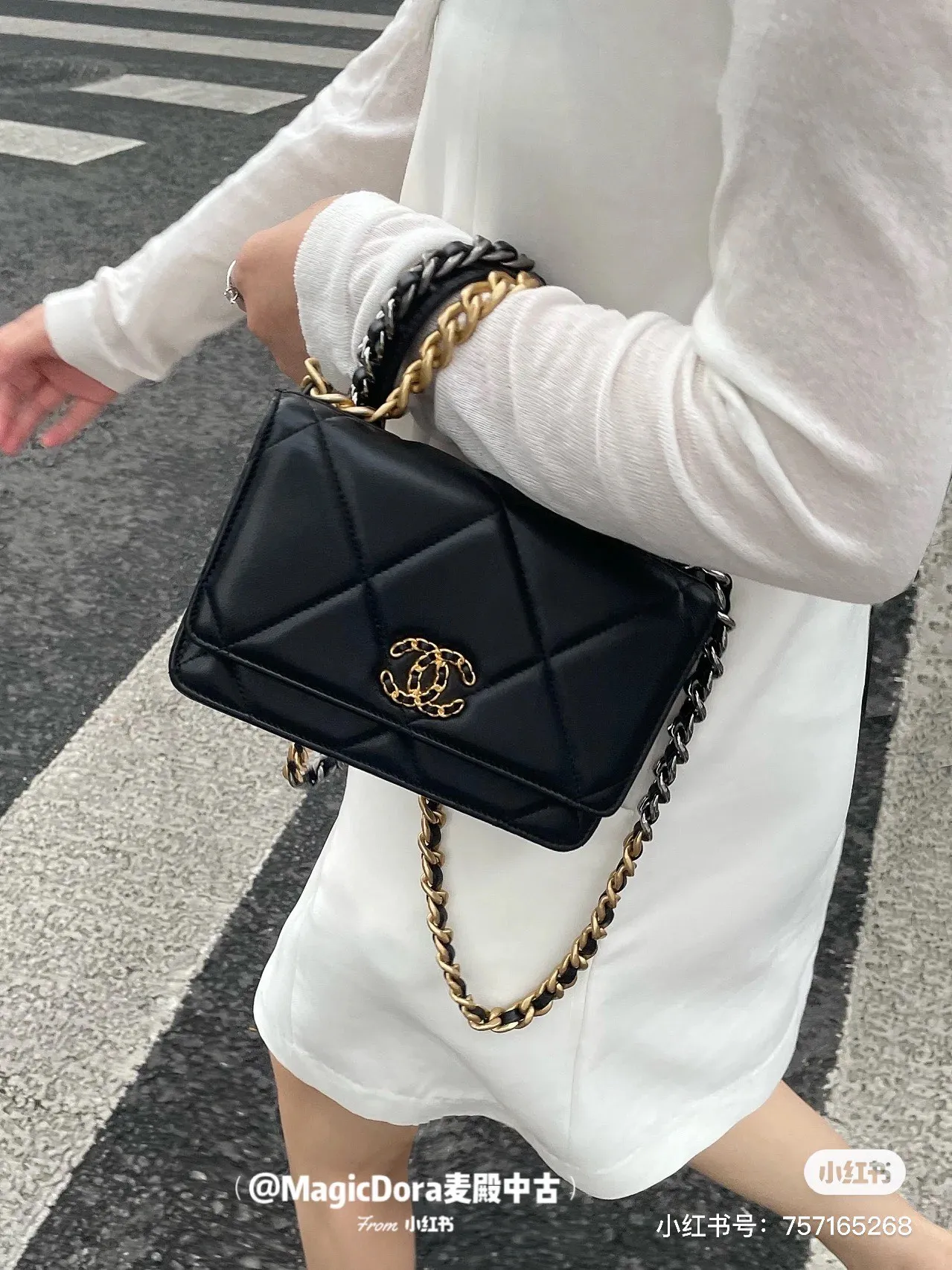 0957 The black and gold color scheme is so classic. It’s small and exquisite. It has enough capacity for daily use. You can fit your mobile phone and lipstick. It feels like you can carry it all year round.