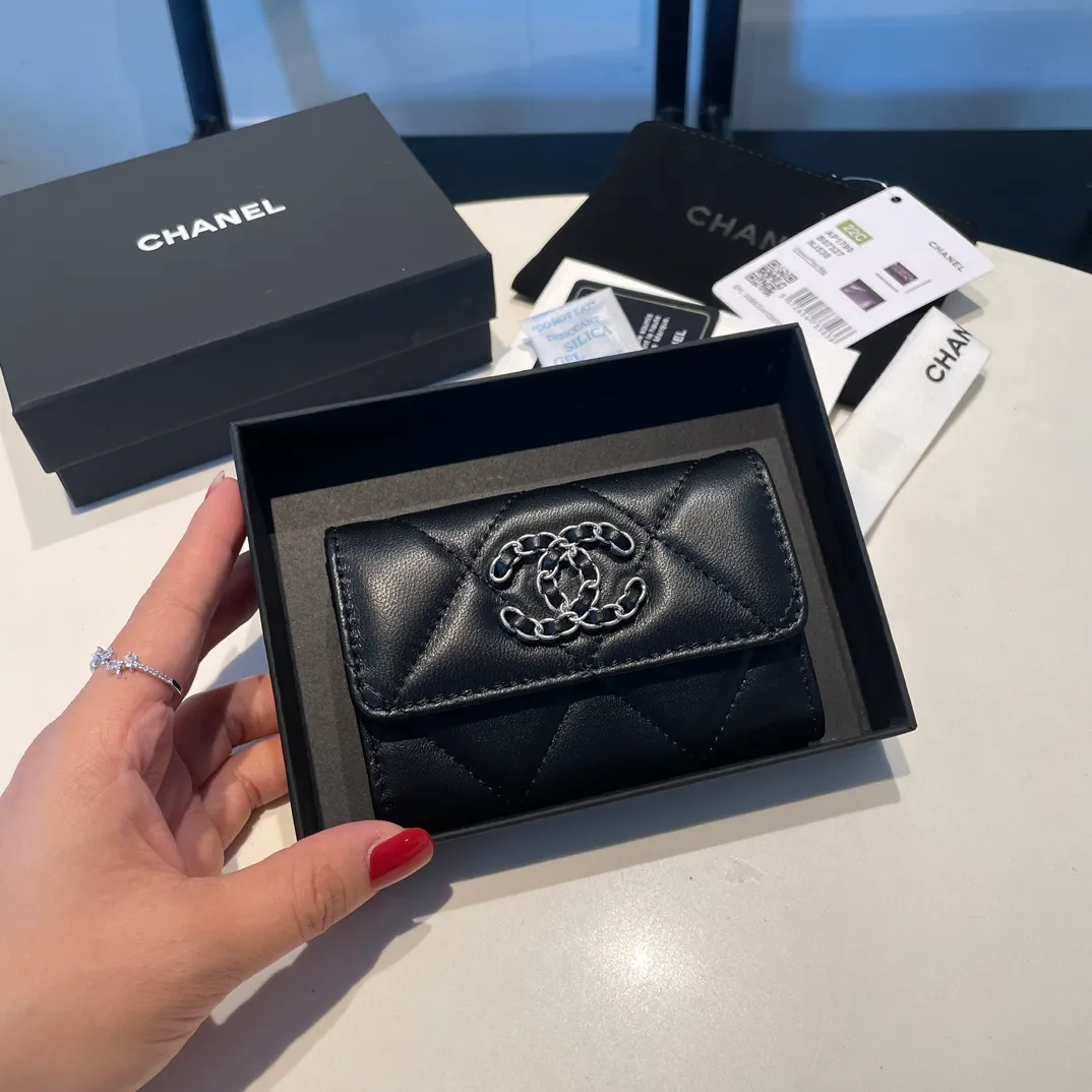 💰300😊Upgraded version💋🆕Ohanel new color🆕The latest hijab card holder, the texture of goatskin is invincible 😼The 19 series that is mainly promoted this season is the big rhombus, with a strong retro style👝Is there anyone who wants to buy each color🧸 The logo is eye-catching and unique, the goatskin has a faint luster, and the temperament instantly ups and downs❣The fashionable style and style are also co-created by Karl and Viard. The first series launched by the new artistic director will be a key recommendation of the brand from this year to next year, conveying the essence of the brand, with a full set of packaging 1790🍃size: 8.5*11cm