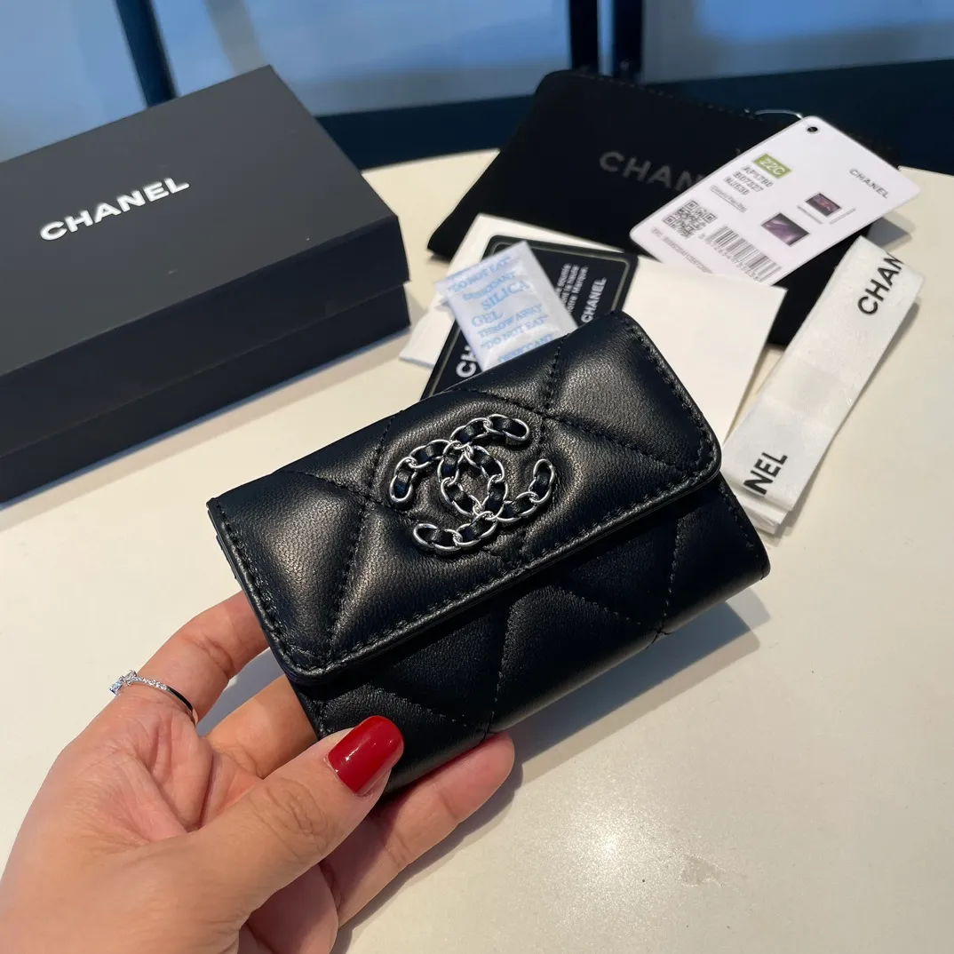 💰300😊Upgraded version💋🆕Ohanel new color🆕The latest hijab card holder, the texture of goatskin is invincible 😼The 19 series that is mainly promoted this season is the big rhombus, with a strong retro style👝Is there anyone who wants to buy each color🧸 The logo is eye-catching and unique, the goatskin has a faint luster, and the temperament instantly ups and downs❣The fashionable style and style are also co-created by Karl and Viard. The first series launched by the new artistic director will be a key recommendation of the brand from this year to next year, conveying the essence of the brand, with a full set of packaging 1790🍃size: 8.5*11cm