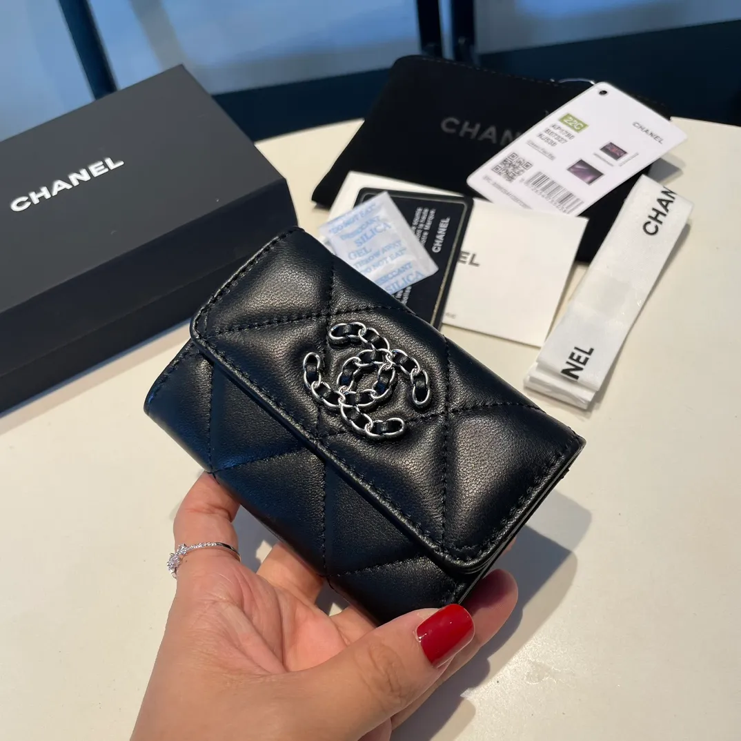 💰300😊Upgraded version💋🆕Ohanel new color🆕The latest hijab card holder, the texture of goatskin is invincible 😼The 19 series that is mainly promoted this season is the big rhombus, with a strong retro style👝Is there anyone who wants to buy each color🧸 The logo is eye-catching and unique, the goatskin has a faint luster, and the temperament instantly ups and downs❣The fashionable style and style are also co-created by Karl and Viard. The first series launched by the new artistic director will be a key recommendation of the brand from this year to next year, conveying the essence of the brand, with a full set of packaging 1790🍃size: 8.5*11cm