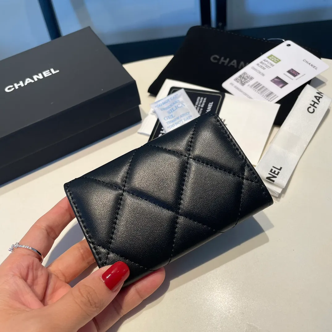 💰300😊Upgraded version💋🆕Ohanel new color🆕The latest hijab card holder, the texture of goatskin is invincible 😼The 19 series that is mainly promoted this season is the big rhombus, with a strong retro style👝Is there anyone who wants to buy each color🧸 The logo is eye-catching and unique, the goatskin has a faint luster, and the temperament instantly ups and downs❣The fashionable style and style are also co-created by Karl and Viard. The first series launched by the new artistic director will be a key recommendation of the brand from this year to next year, conveying the essence of the brand, with a full set of packaging 1790🍃size: 8.5*11cm