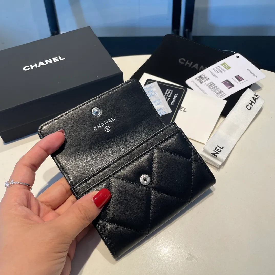 💰300😊Upgraded version💋🆕Ohanel new color🆕The latest hijab card holder, the texture of goatskin is invincible 😼The 19 series that is mainly promoted this season is the big rhombus, with a strong retro style👝Is there anyone who wants to buy each color🧸 The logo is eye-catching and unique, the goatskin has a faint luster, and the temperament instantly ups and downs❣The fashionable style and style are also co-created by Karl and Viard. The first series launched by the new artistic director will be a key recommendation of the brand from this year to next year, conveying the essence of the brand, with a full set of packaging 1790🍃size: 8.5*11cm