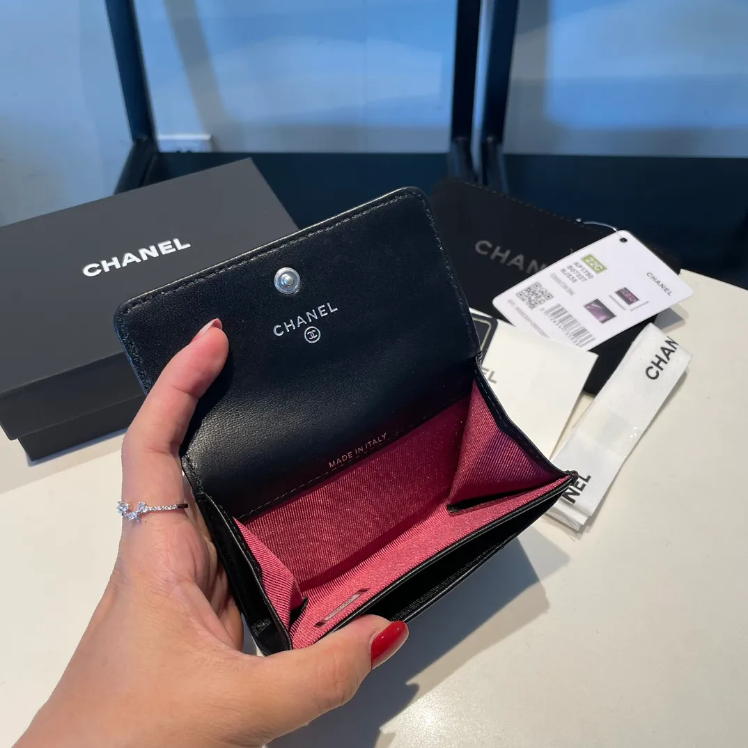 💰300😊Upgraded version💋🆕Ohanel new color🆕The latest hijab card holder, the texture of goatskin is invincible 😼The 19 series that is mainly promoted this season is the big rhombus, with a strong retro style👝Is there anyone who wants to buy each color🧸 The logo is eye-catching and unique, the goatskin has a faint luster, and the temperament instantly ups and downs❣The fashionable style and style are also co-created by Karl and Viard. The first series launched by the new artistic director will be a key recommendation of the brand from this year to next year, conveying the essence of the brand, with a full set of packaging 1790🍃size: 8.5*11cm
