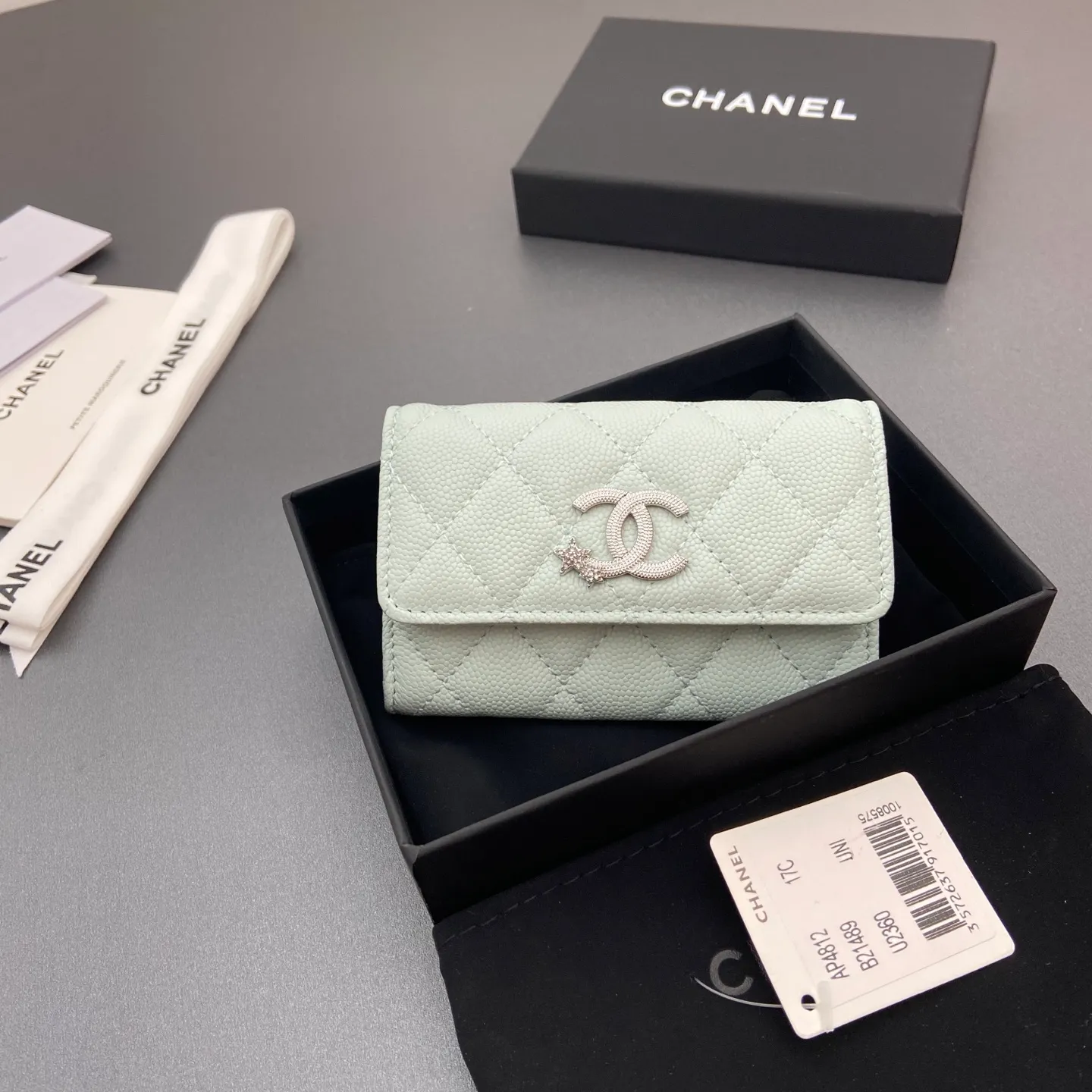 25b new series caviar cowhide with star⭐logo shiny blingblibg~card holder series Item number: A 4812 Price: 340 Size: w11×h7cm Color: light blue fine ball pattern silver star hardware.