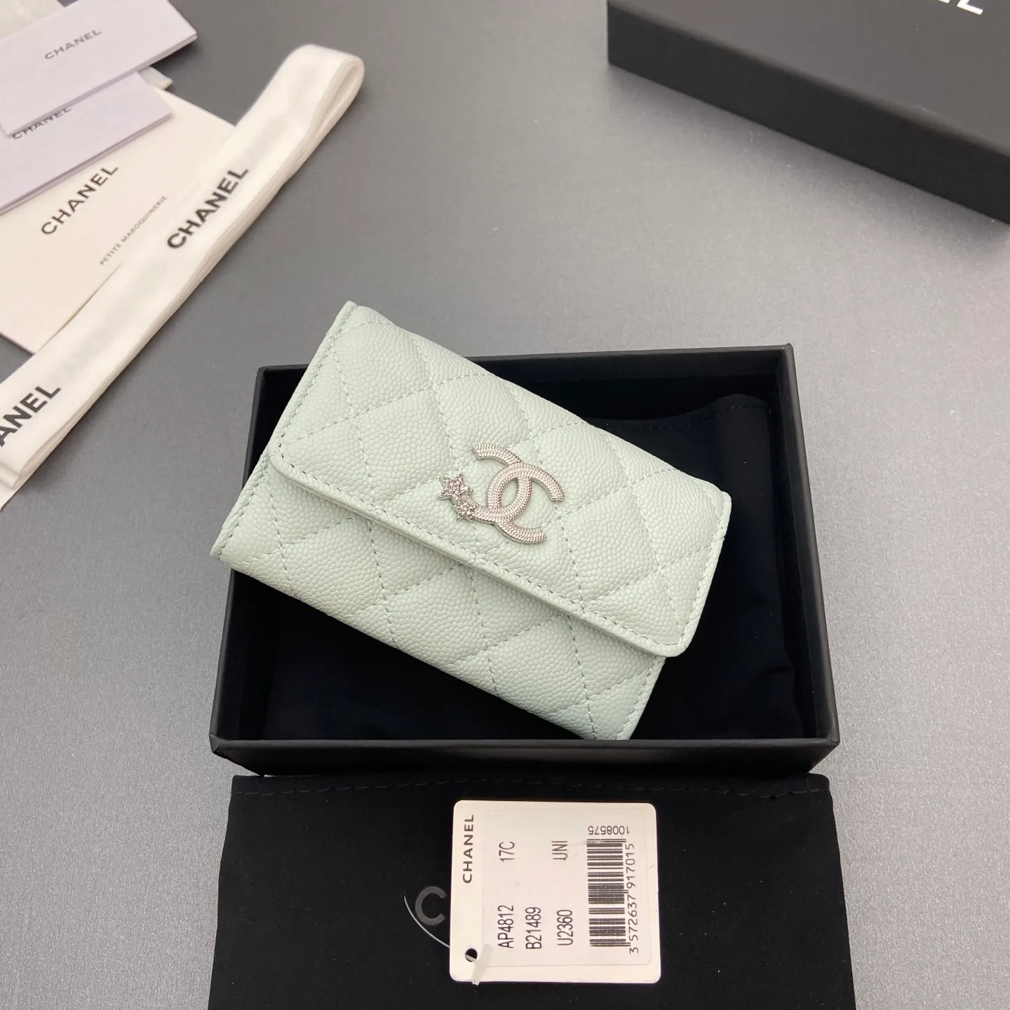 25b new series caviar cowhide with star⭐logo shiny blingblibg~card holder series Item number: A 4812 Price: 340 Size: w11×h7cm Color: light blue fine ball pattern silver star hardware.