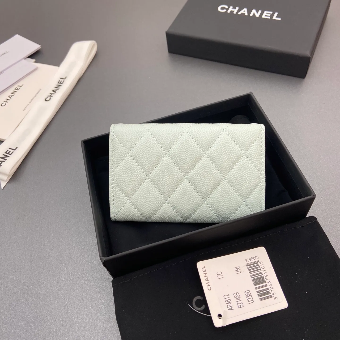 25b new series caviar cowhide with star⭐logo shiny blingblibg~card holder series Item number: A 4812 Price: 340 Size: w11×h7cm Color: light blue fine ball pattern silver star hardware.