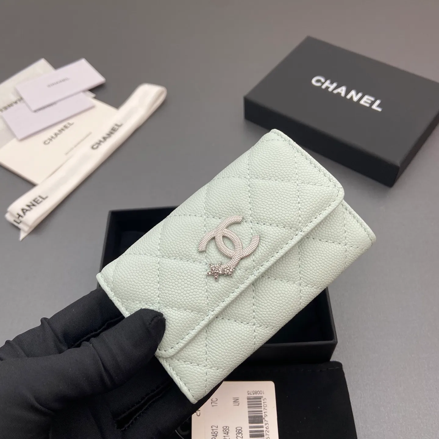 25b new series caviar cowhide with star⭐logo shiny blingblibg~card holder series Item number: A 4812 Price: 340 Size: w11×h7cm Color: light blue fine ball pattern silver star hardware.