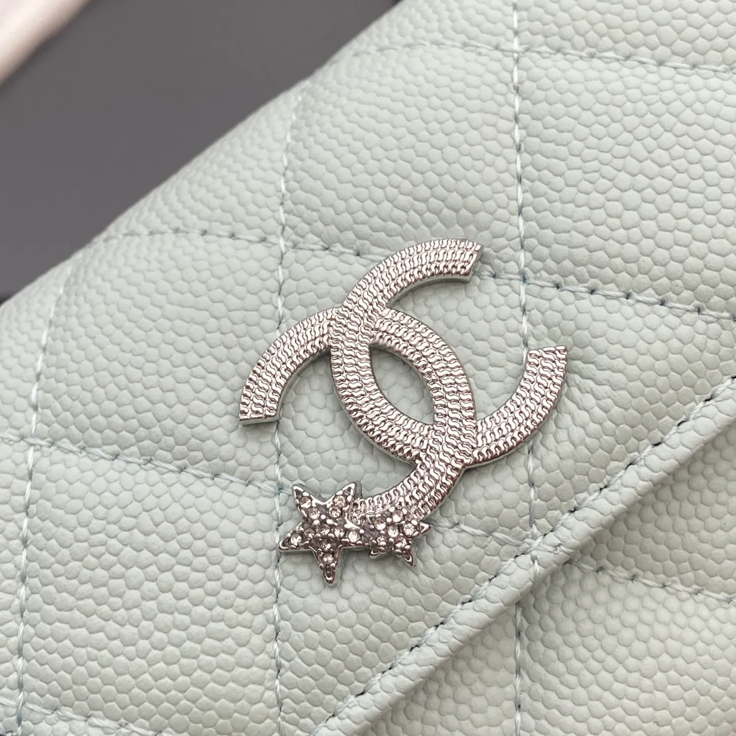 25b new series caviar cowhide with star⭐logo shiny blingblibg~card holder series Item number: A 4812 Price: 340 Size: w11×h7cm Color: light blue fine ball pattern silver star hardware.