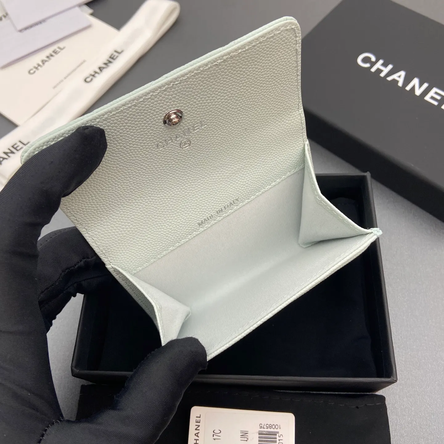 25b new series caviar cowhide with star⭐logo shiny blingblibg~card holder series Item number: A 4812 Price: 340 Size: w11×h7cm Color: light blue fine ball pattern silver star hardware.