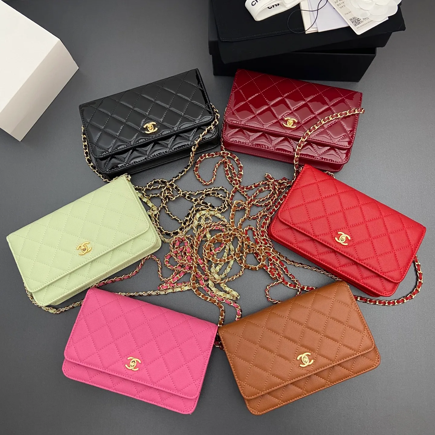 Xiaoxiang imported Italian caviar calfskin [upgraded version] Item number: A4241 Price: 700 Size: w20×h13×d3.5cm Color: Fine ball pattern golden steel mark