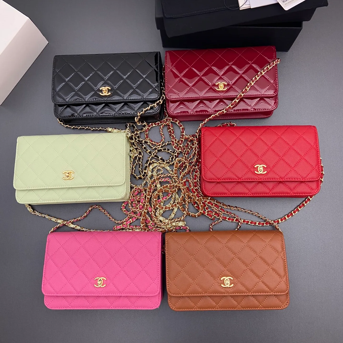 Xiaoxiang imported Italian caviar calfskin [upgraded version] Item number: A4241 Price: 700 Size: w20×h13×d3.5cm Color: Fine ball pattern golden steel mark
