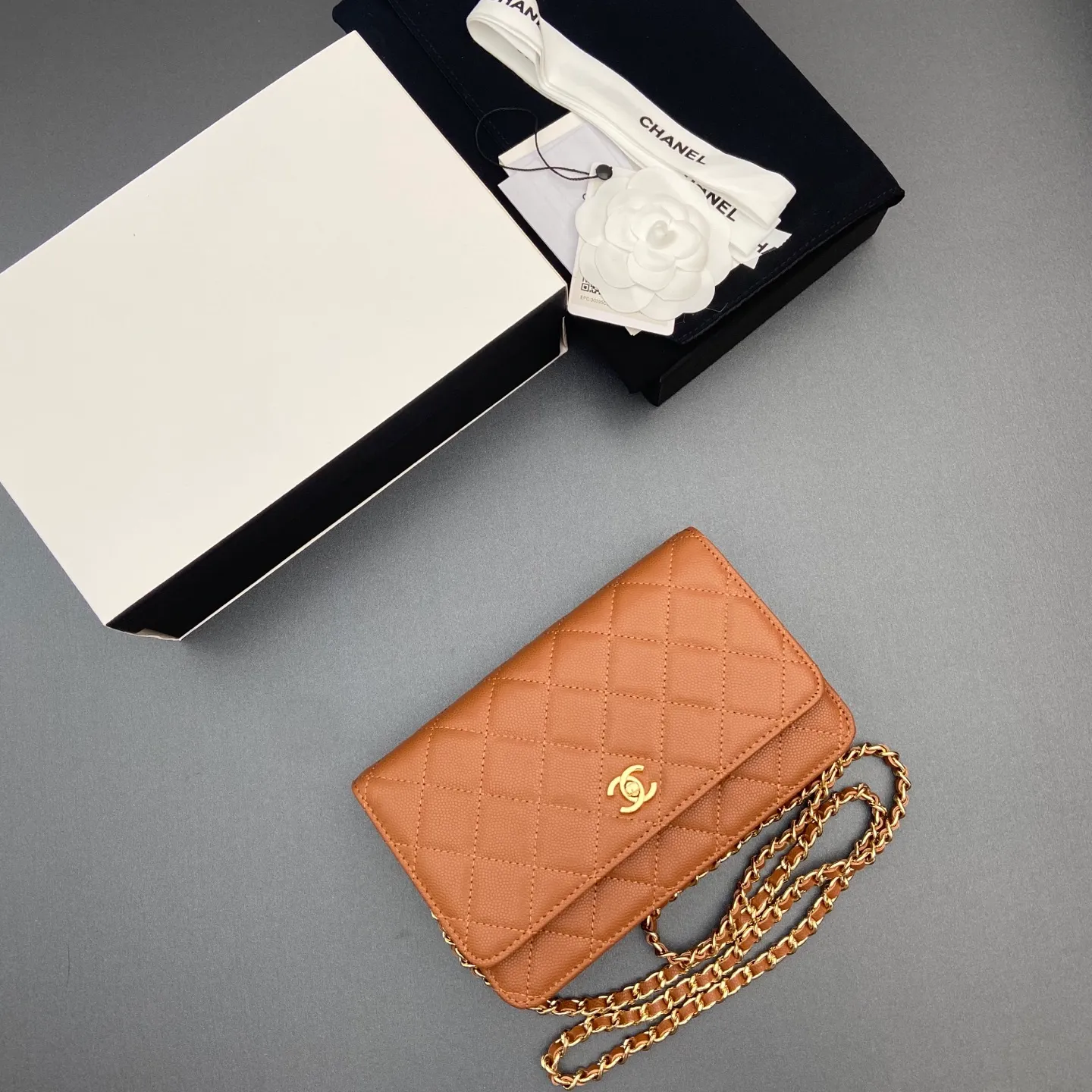 Xiaoxiang imported Italian caviar calfskin [upgraded version] Item number: A4241 Price: 700 Size: w20×h13×d3.5cm Color: Fine ball pattern golden steel mark