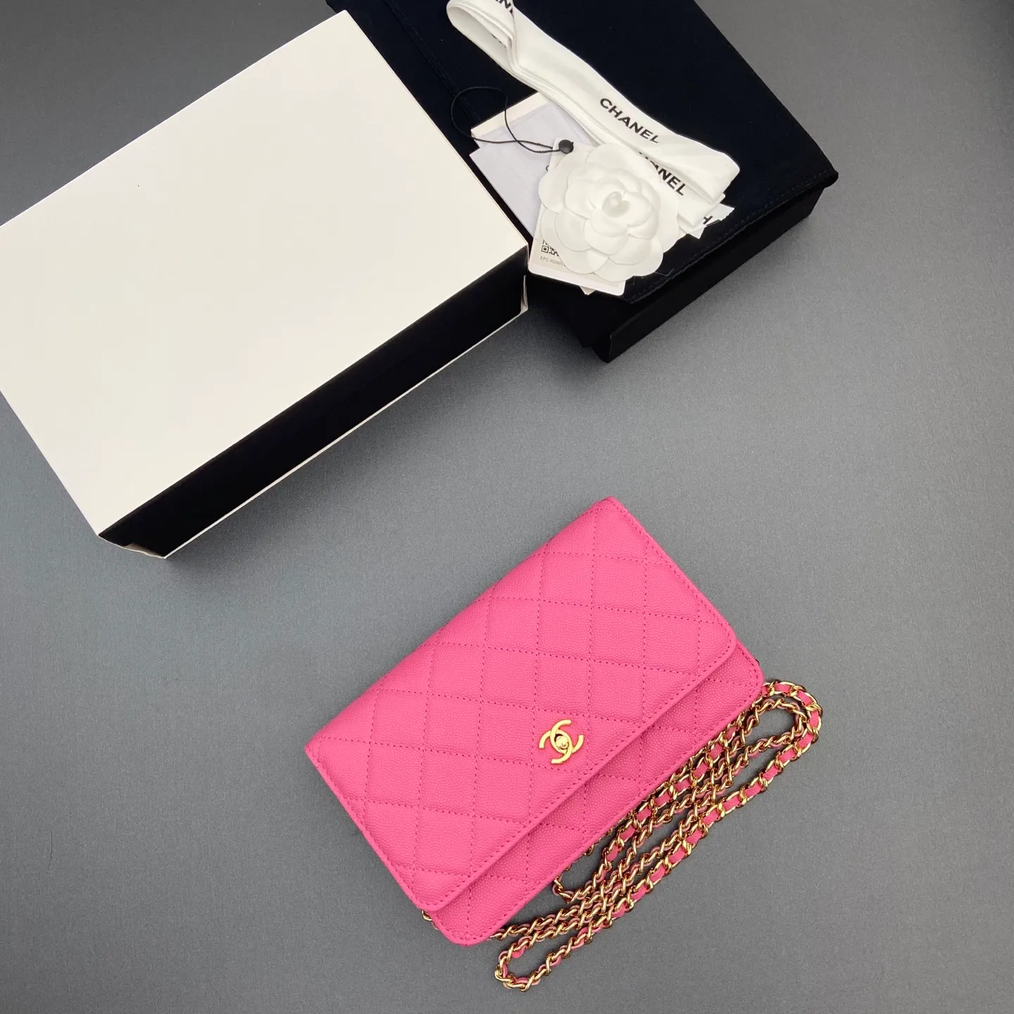 Xiaoxiang imported Italian caviar calfskin [upgraded version] Item number: A4241 Price: 700 Size: w20×h13×d3.5cm Color: Fine ball pattern golden steel mark