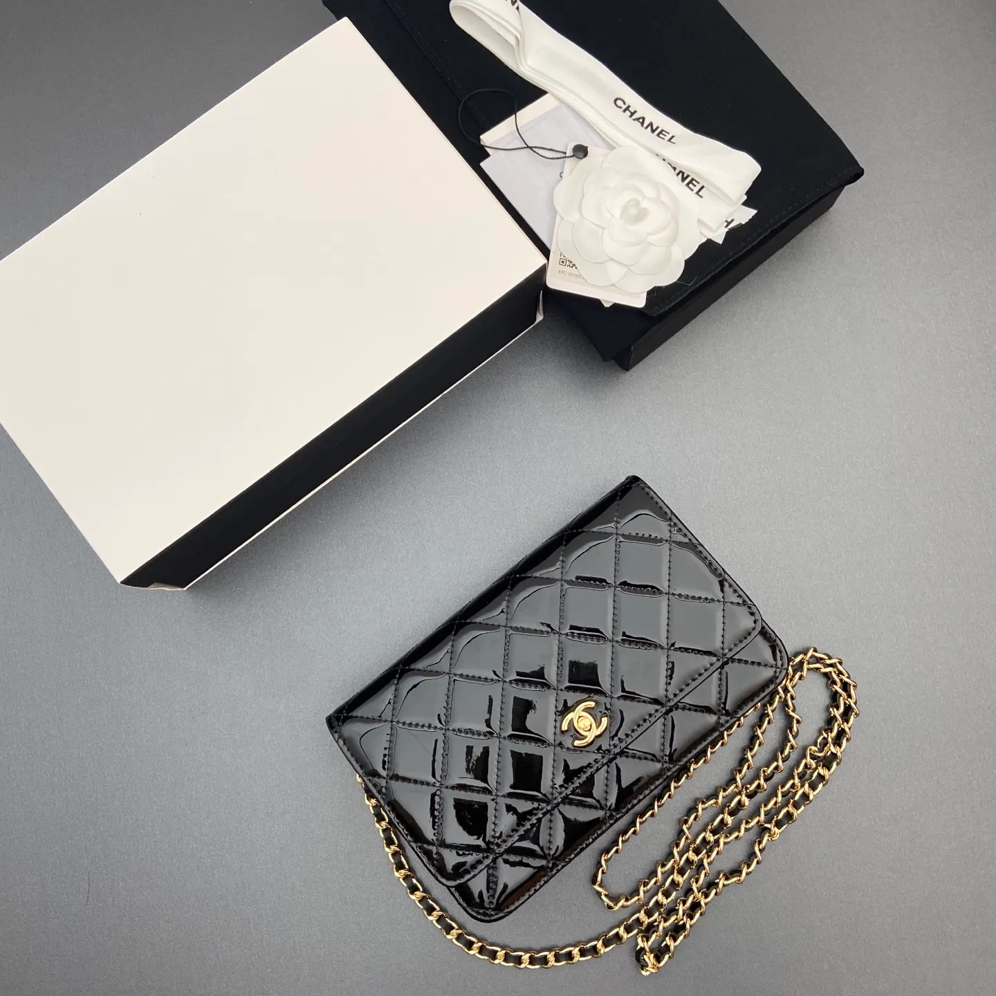 Xiaoxiang imported Italian caviar calfskin [upgraded version] Item number: A4241 Price: 700 Size: w20×h13×d3.5cm Color: Fine ball pattern golden steel mark