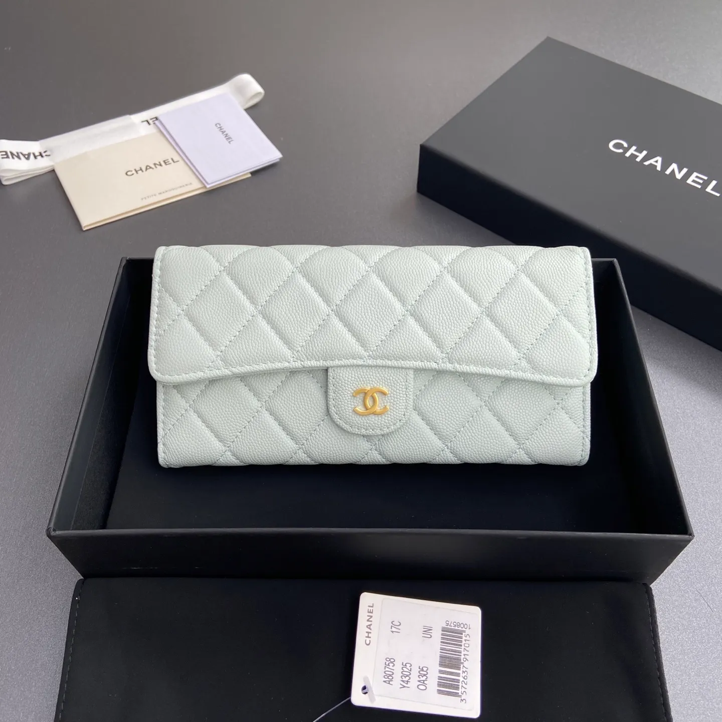 Xiaoxiang imported Italian grained calfskin Item number: A80758 Price: 460 Size: w19×h10.5×3cm Color: Light blue fine ball grain leather Gold steel mark