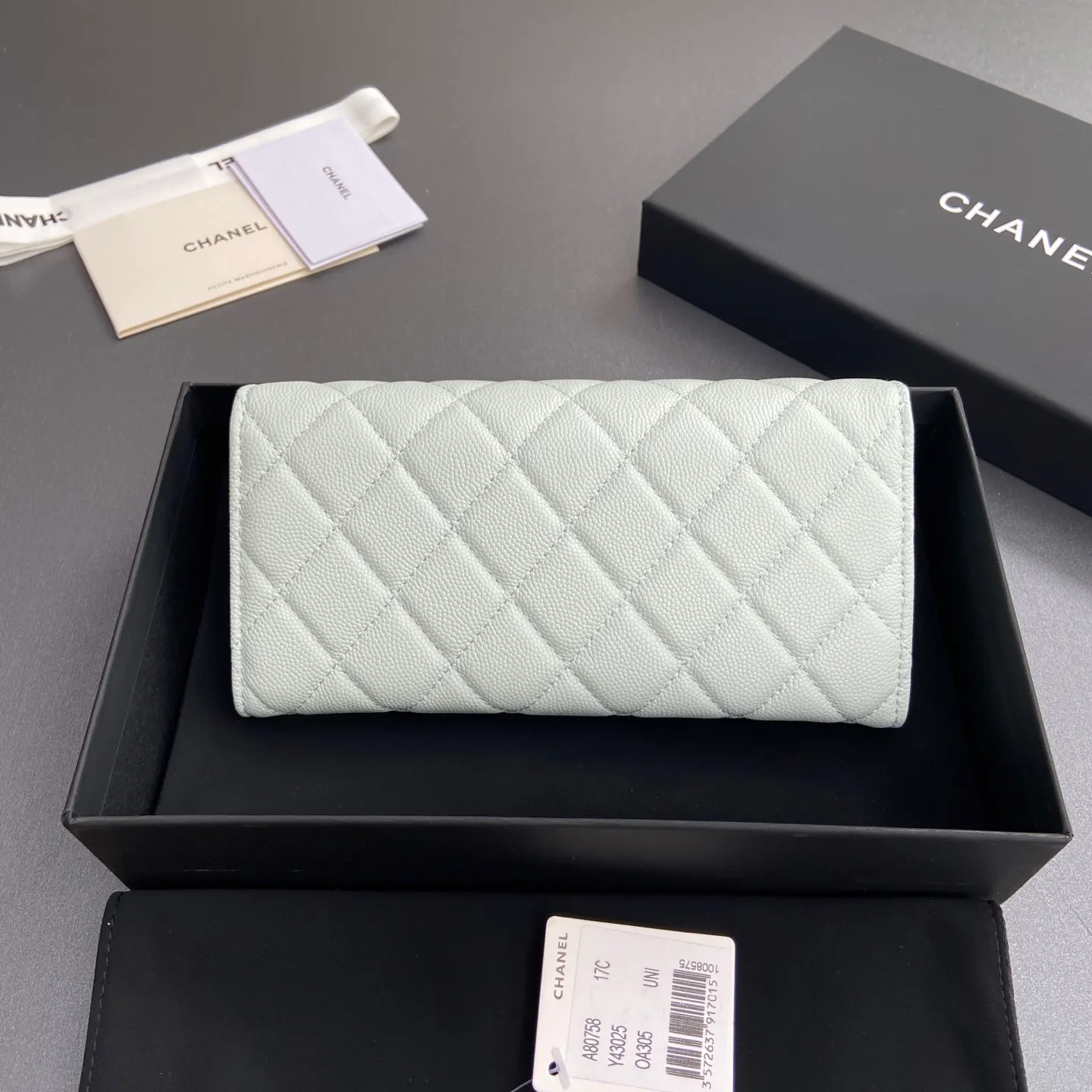 Xiaoxiang imported Italian grained calfskin Item number: A80758 Price: 460 Size: w19×h10.5×3cm Color: Light blue fine ball grain leather Gold steel mark