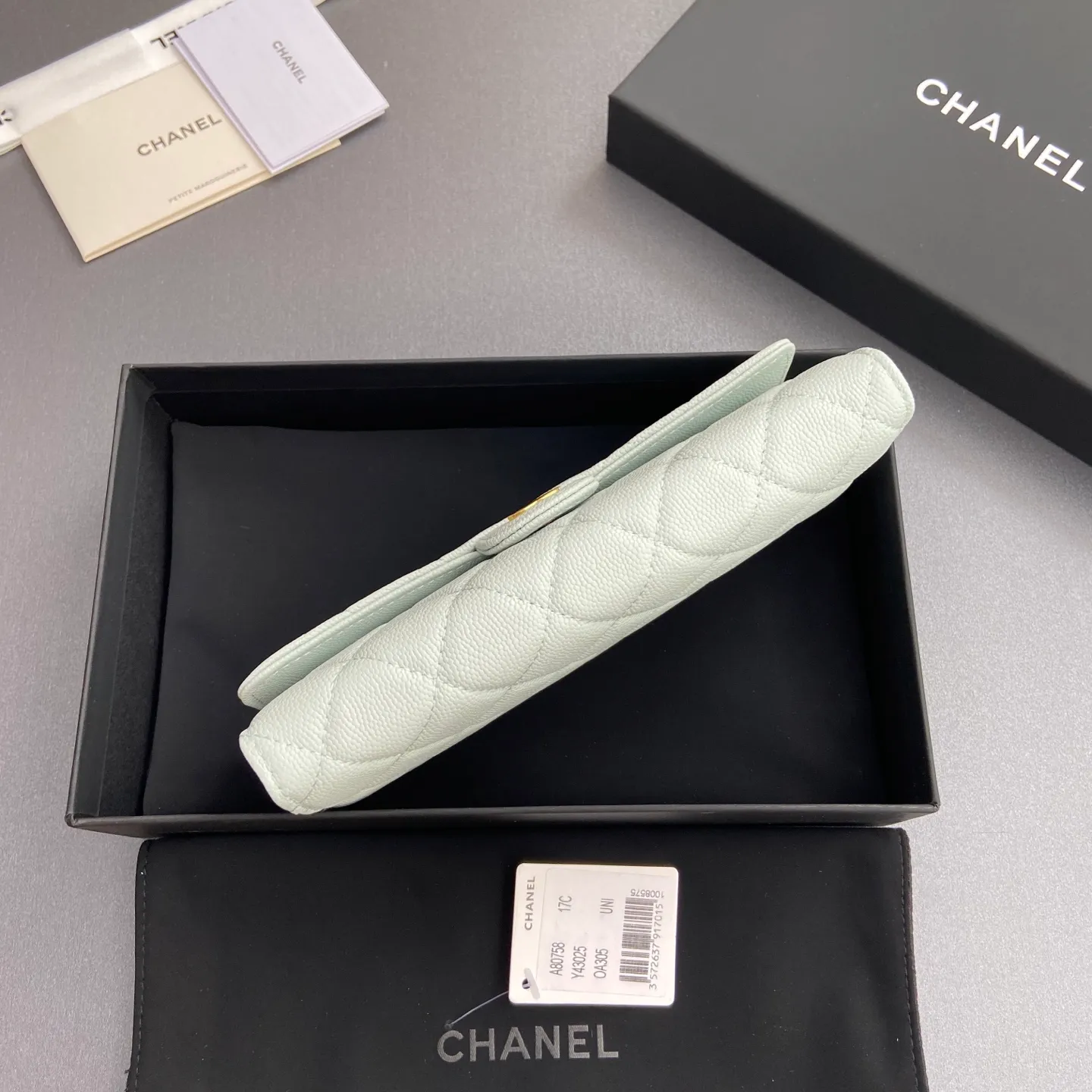 Xiaoxiang imported Italian grained calfskin Item number: A80758 Price: 460 Size: w19×h10.5×3cm Color: Light blue fine ball grain leather Gold steel mark