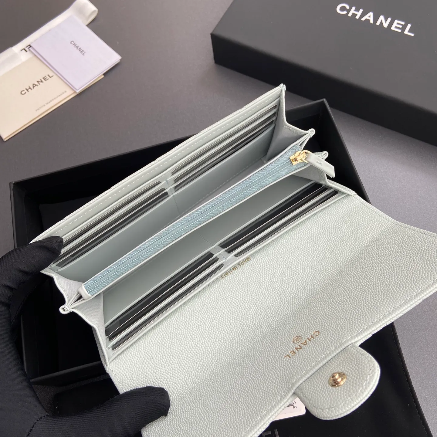Xiaoxiang imported Italian grained calfskin Item number: A80758 Price: 460 Size: w19×h10.5×3cm Color: Light blue fine ball grain leather Gold steel mark