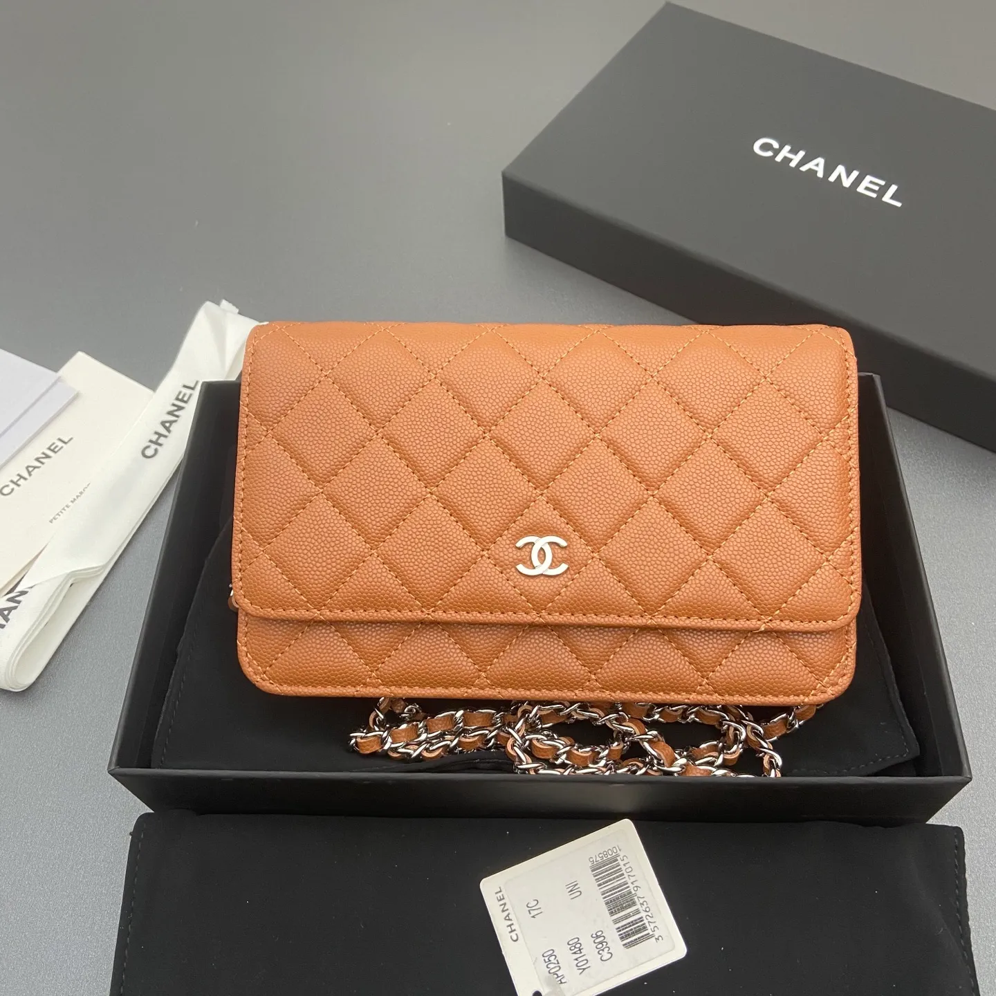 Xiaoxiang imported Italian caviar cowhide Item No.: A0250 Price: 640 Size: w20×h13×d3.5cm Color: Caramel fine ball pattern silver steel mark