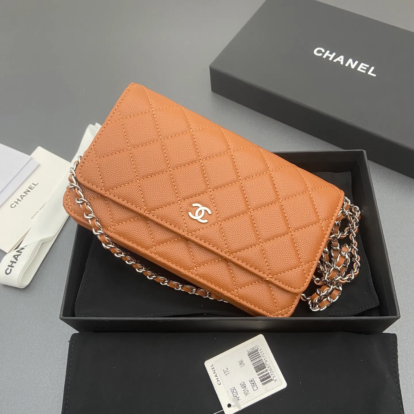 Xiaoxiang imported Italian caviar cowhide Item No.: A0250 Price: 640 Size: w20×h13×d3.5cm Color: Caramel fine ball pattern silver steel mark