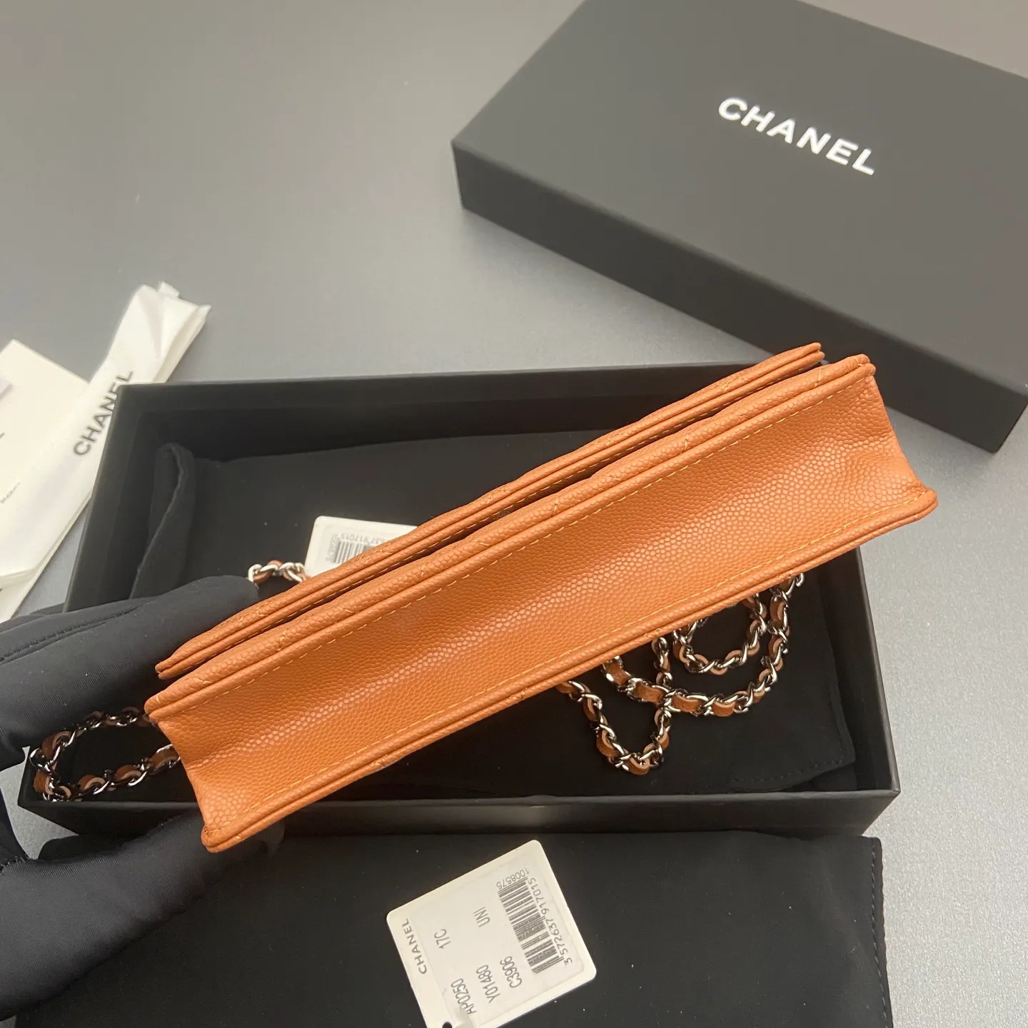 Xiaoxiang imported Italian caviar cowhide Item No.: A0250 Price: 640 Size: w20×h13×d3.5cm Color: Caramel fine ball pattern silver steel mark