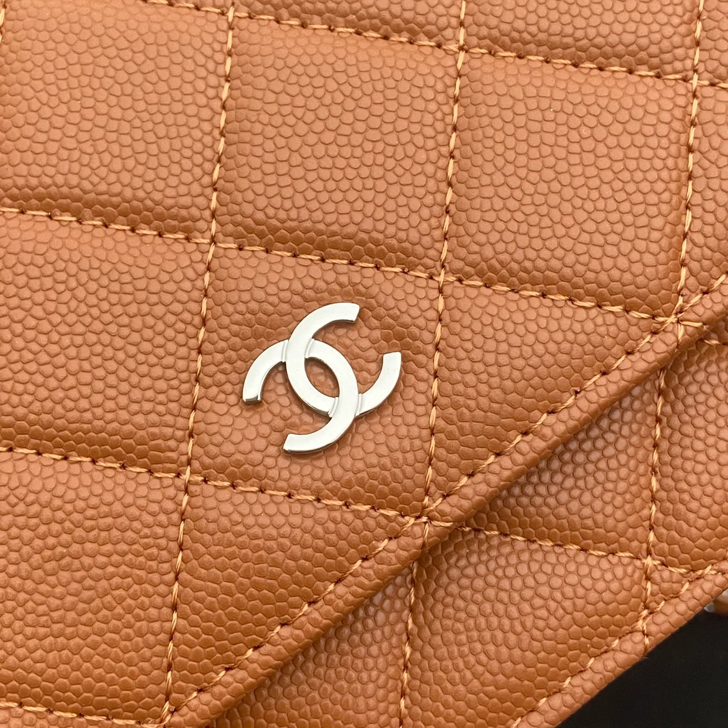 Xiaoxiang imported Italian caviar cowhide Item No.: A0250 Price: 640 Size: w20×h13×d3.5cm Color: Caramel fine ball pattern silver steel mark