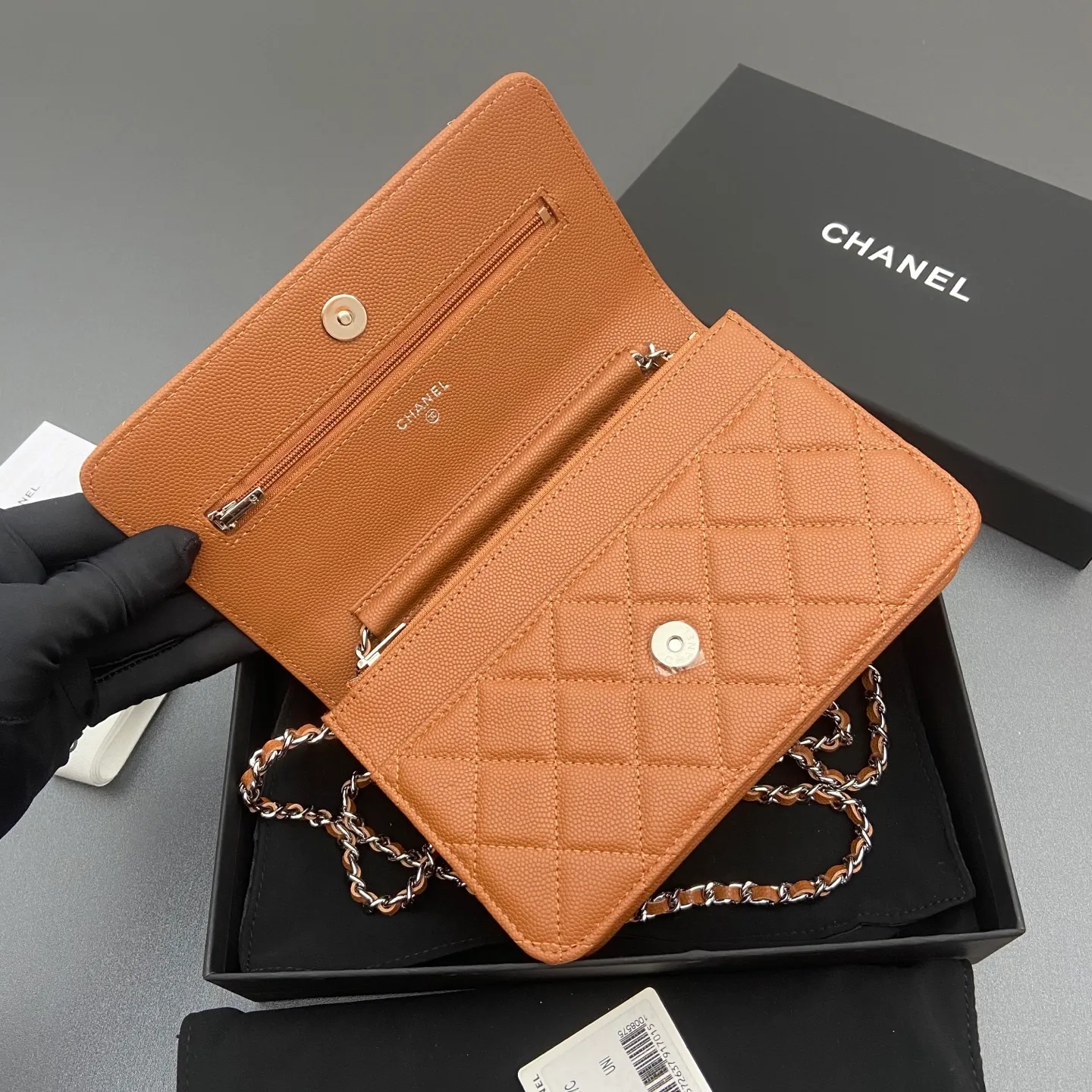 Xiaoxiang imported Italian caviar cowhide Item No.: A0250 Price: 640 Size: w20×h13×d3.5cm Color: Caramel fine ball pattern silver steel mark