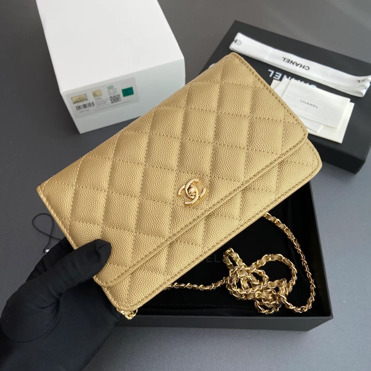 Xiaoxiang imported Italian lambskin [upgraded version] Item number: AP8482 💰700 Size: w20×h13×d3.5cm Color: golden fine ball pattern golden steel mark
