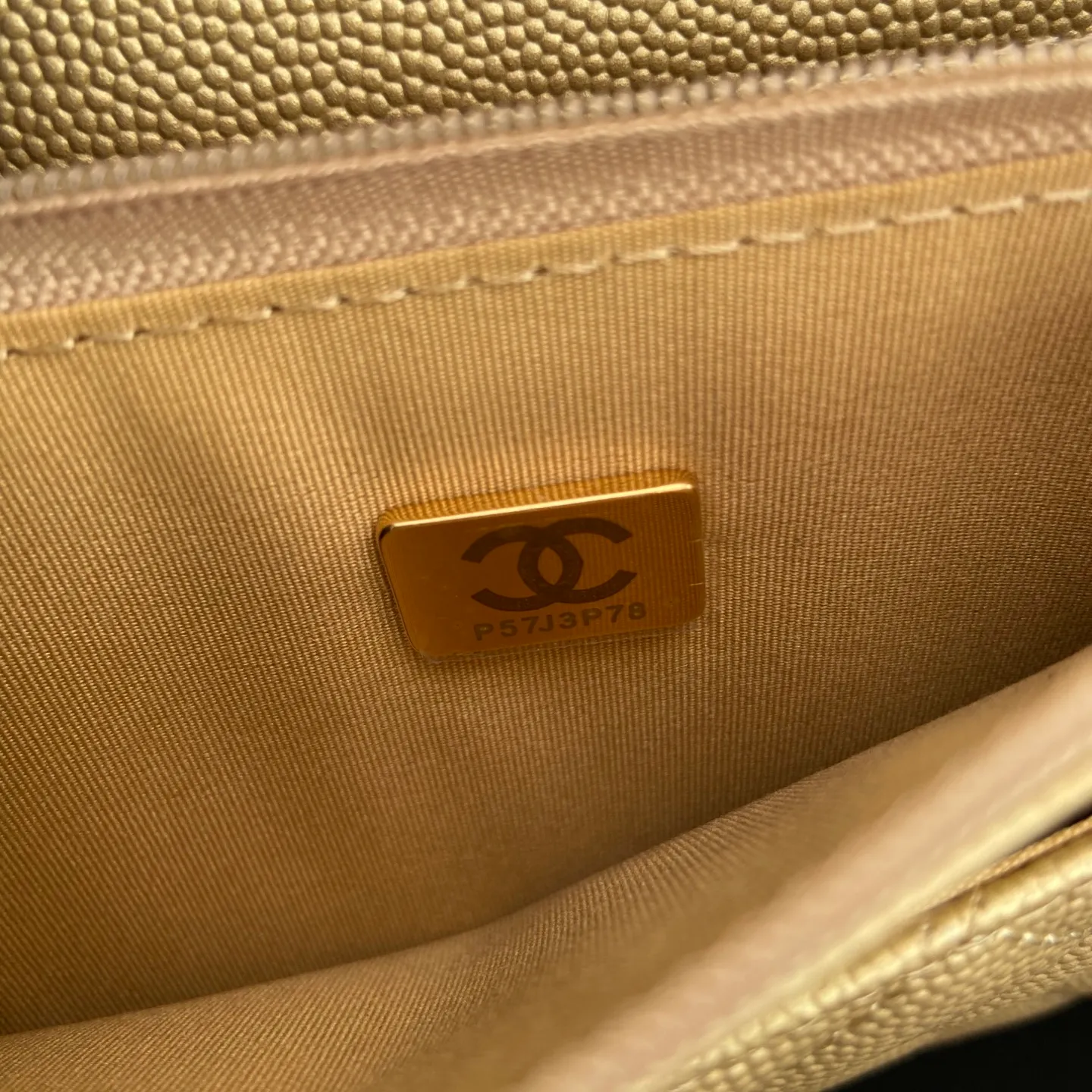 Xiaoxiang imported Italian lambskin [upgraded version] Item number: AP8482 💰700 Size: w20×h13×d3.5cm Color: golden fine ball pattern golden steel mark