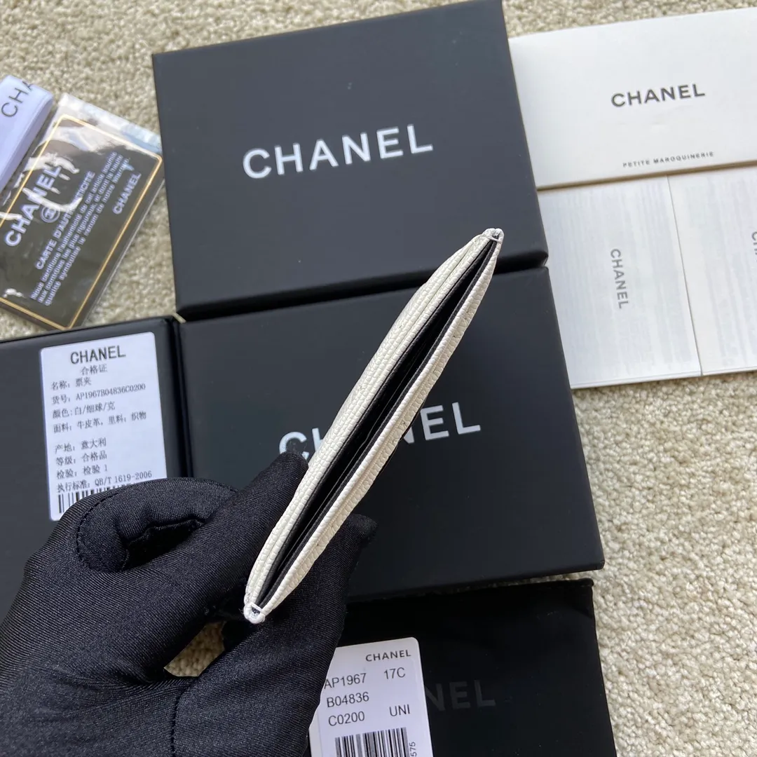 240💰Xiaoxiang imported Italian grained calfskin Item number: AP3934 Size: w11×7.5cm Color: white ball pattern black mark Usage: card holder