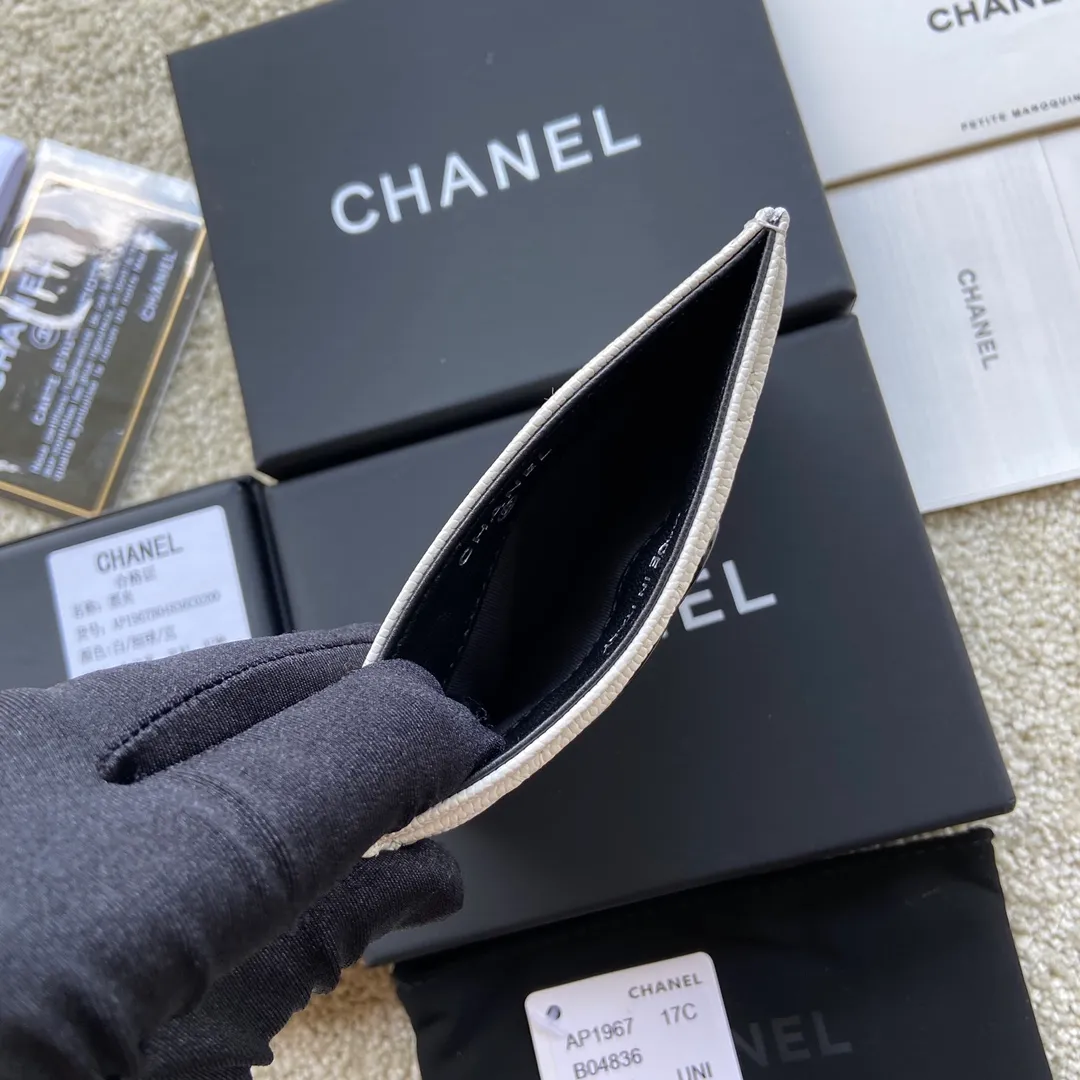 240💰Xiaoxiang imported Italian grained calfskin Item number: AP3934 Size: w11×7.5cm Color: white ball pattern black mark Usage: card holder