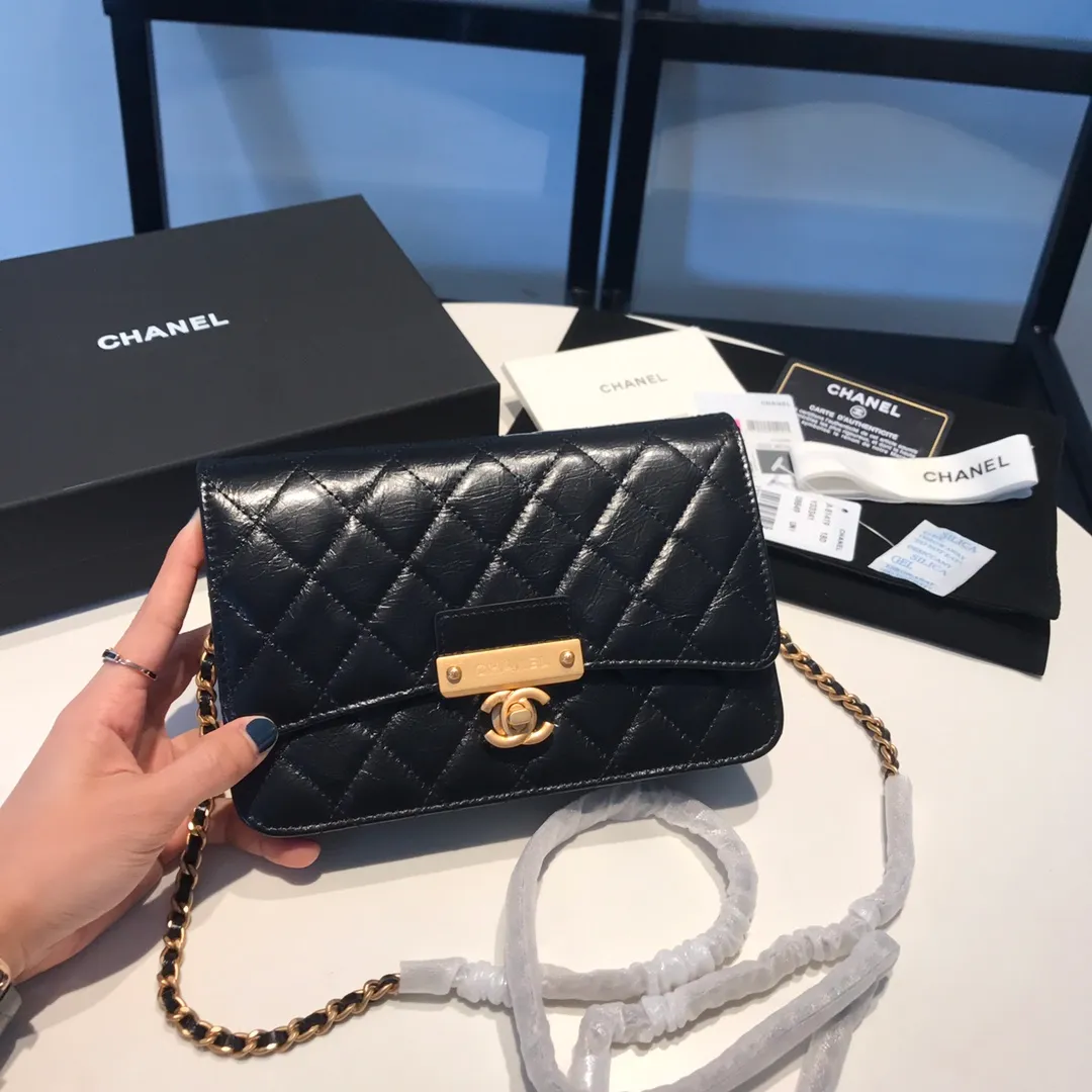 💰940😊Upgraded version💋Snap up the latest Chanel in stock🆕Imported waxed cowhide series retro metal locks with the latest hangtags💋Chain bag Woc crossbody bag, exclusive disassembly of genuine replica hardware to open the mold, leather one-to-one customization, small🐂 leather, thick leather, very soft to the touch, all matching, not ordinary products on the market, exquisite matching, completely matched lipstick💄 Keys🔑 bank cards💳change can be accommodated. You can also put 7p in it. 81419🍃size: 19cm