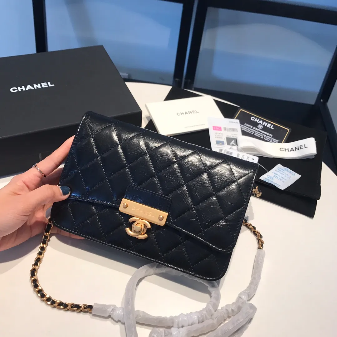 💰940😊Upgraded version💋Snap up the latest Chanel in stock🆕Imported waxed cowhide series retro metal locks with the latest hangtags💋Chain bag Woc crossbody bag, exclusive disassembly of genuine replica hardware to open the mold, leather one-to-one customization, small🐂 leather, thick leather, very soft to the touch, all matching, not ordinary products on the market, exquisite matching, completely matched lipstick💄 Keys🔑 bank cards💳change can be accommodated. You can also put 7p in it. 81419🍃size: 19cm