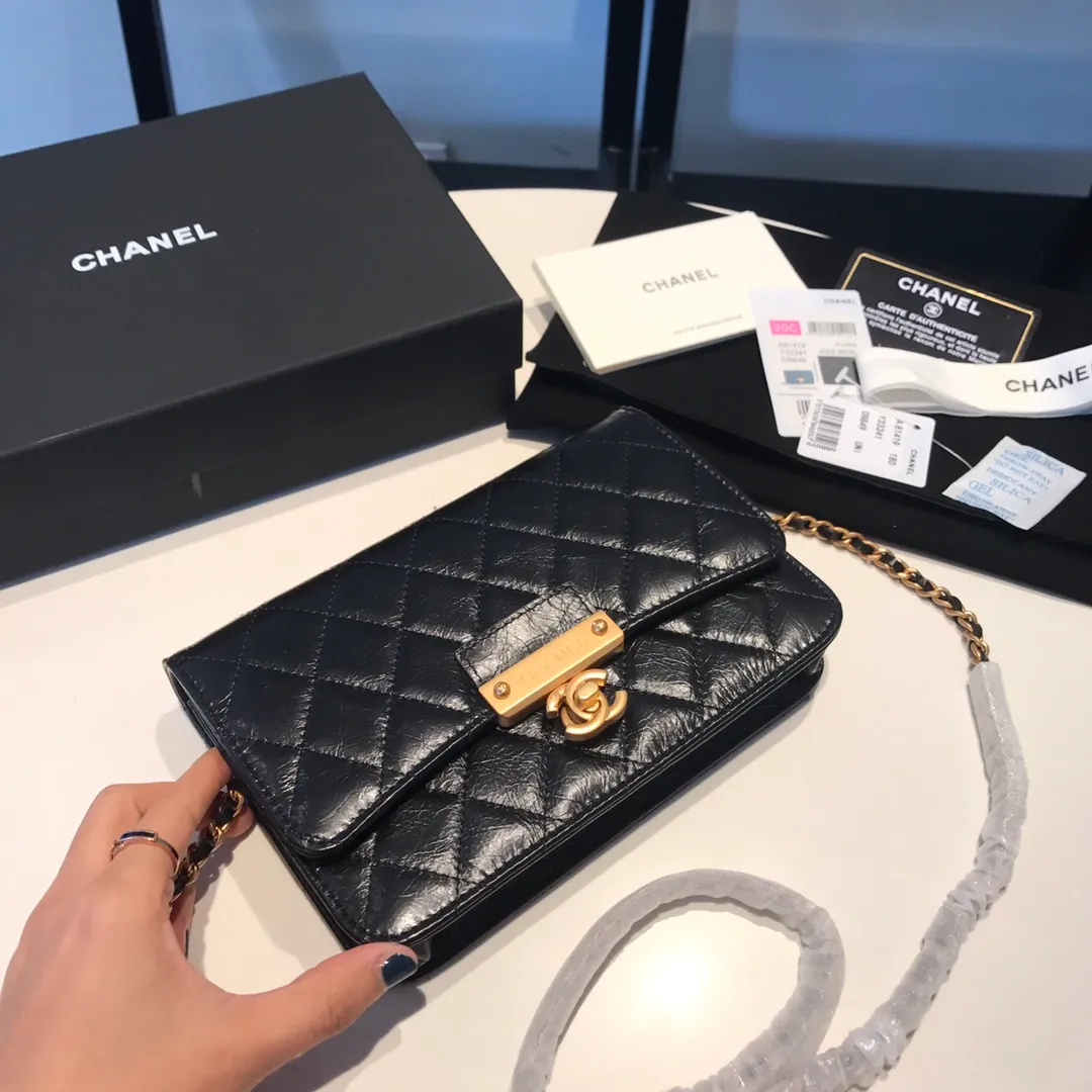 💰940😊Upgraded version💋Snap up the latest Chanel in stock🆕Imported waxed cowhide series retro metal locks with the latest hangtags💋Chain bag Woc crossbody bag, exclusive disassembly of genuine replica hardware to open the mold, leather one-to-one customization, small🐂 leather, thick leather, very soft to the touch, all matching, not ordinary products on the market, exquisite matching, completely matched lipstick💄 Keys🔑 bank cards💳change can be accommodated. You can also put 7p in it. 81419🍃size: 19cm