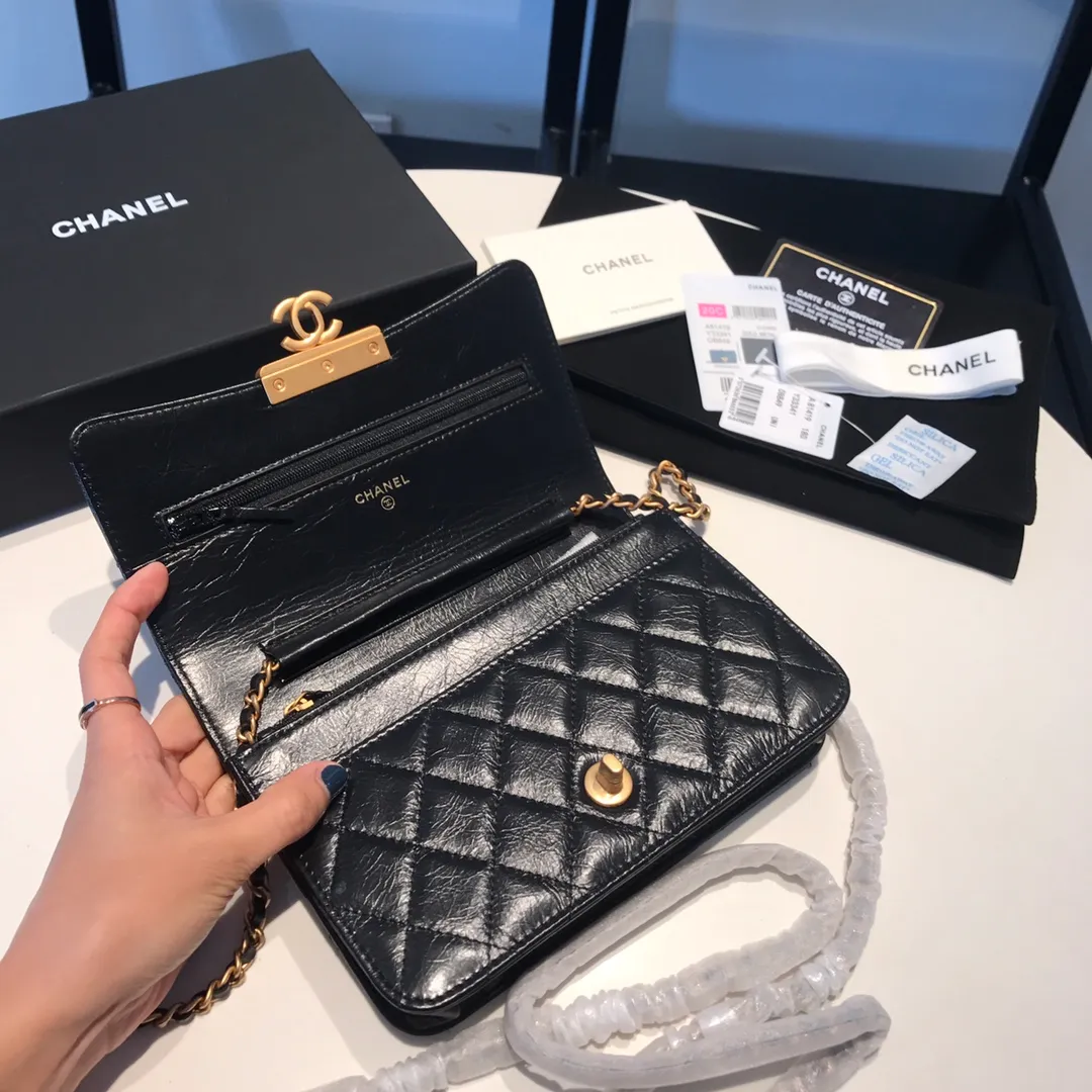 💰940😊Upgraded version💋Snap up the latest Chanel in stock🆕Imported waxed cowhide series retro metal locks with the latest hangtags💋Chain bag Woc crossbody bag, exclusive disassembly of genuine replica hardware to open the mold, leather one-to-one customization, small🐂 leather, thick leather, very soft to the touch, all matching, not ordinary products on the market, exquisite matching, completely matched lipstick💄 Keys🔑 bank cards💳change can be accommodated. You can also put 7p in it. 81419🍃size: 19cm