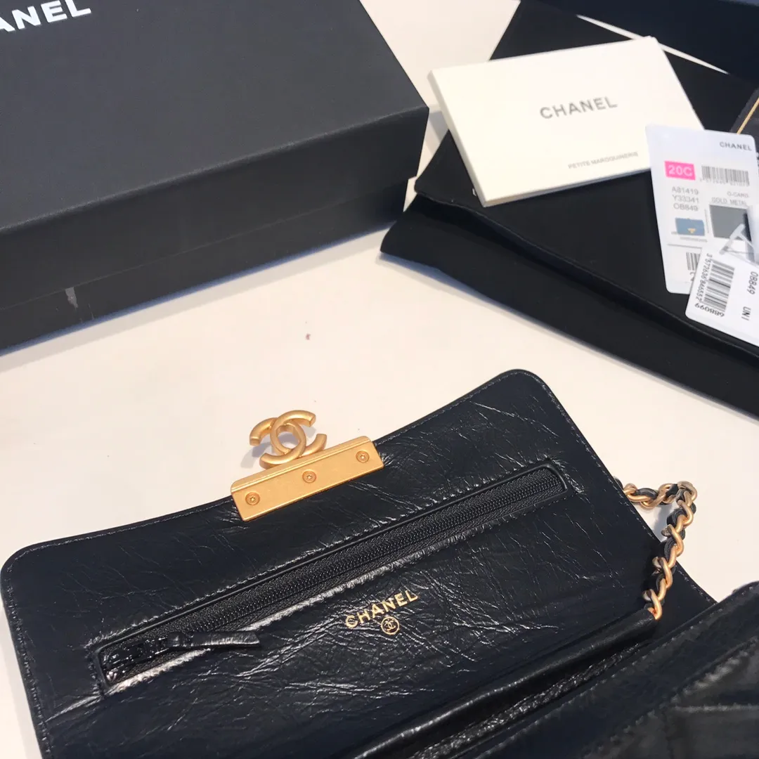 💰940😊Upgraded version💋Snap up the latest Chanel in stock🆕Imported waxed cowhide series retro metal locks with the latest hangtags💋Chain bag Woc crossbody bag, exclusive disassembly of genuine replica hardware to open the mold, leather one-to-one customization, small🐂 leather, thick leather, very soft to the touch, all matching, not ordinary products on the market, exquisite matching, completely matched lipstick💄 Keys🔑 bank cards💳change can be accommodated. You can also put 7p in it. 81419🍃size: 19cm
