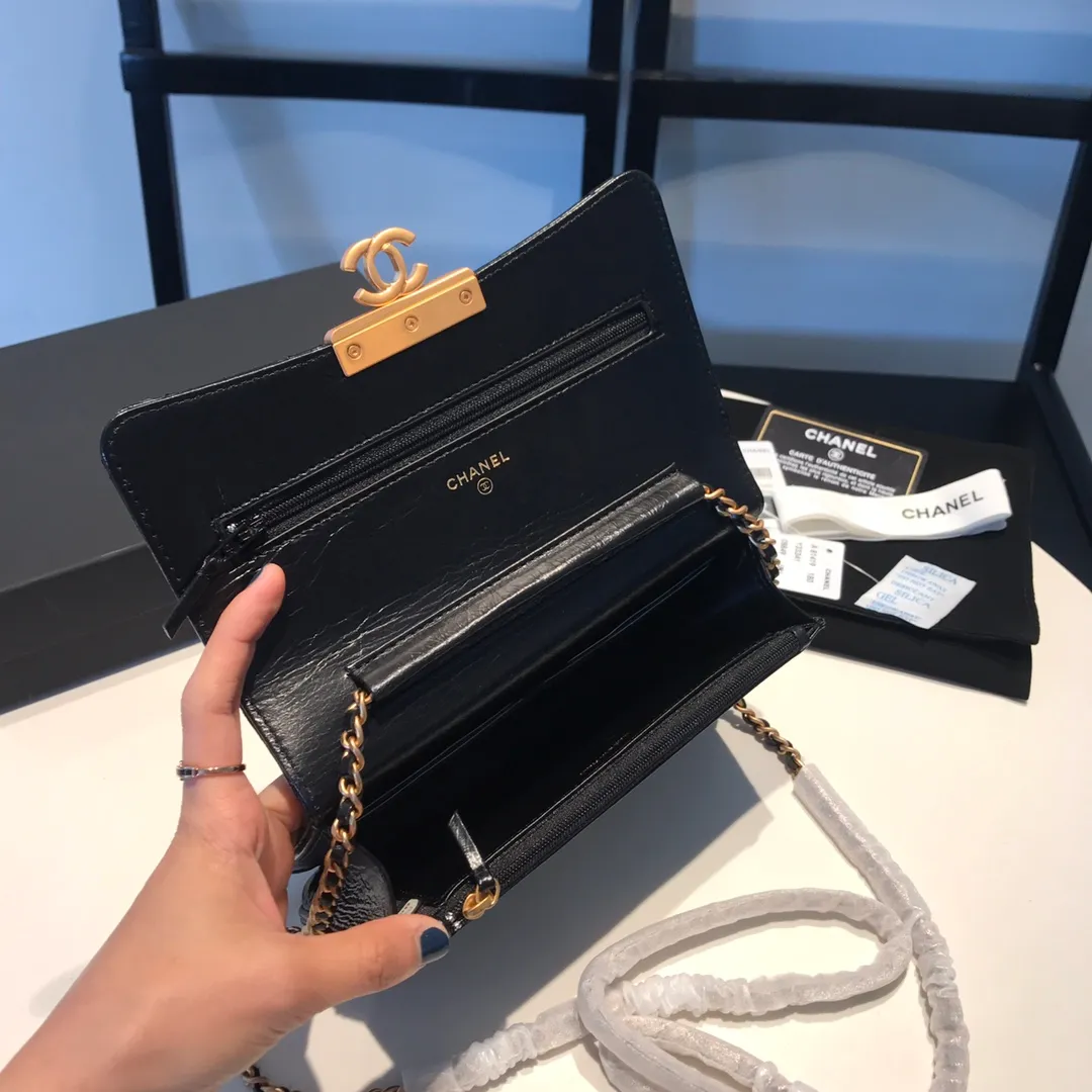 💰940😊Upgraded version💋Snap up the latest Chanel in stock🆕Imported waxed cowhide series retro metal locks with the latest hangtags💋Chain bag Woc crossbody bag, exclusive disassembly of genuine replica hardware to open the mold, leather one-to-one customization, small🐂 leather, thick leather, very soft to the touch, all matching, not ordinary products on the market, exquisite matching, completely matched lipstick💄 Keys🔑 bank cards💳change can be accommodated. You can also put 7p in it. 81419🍃size: 19cm